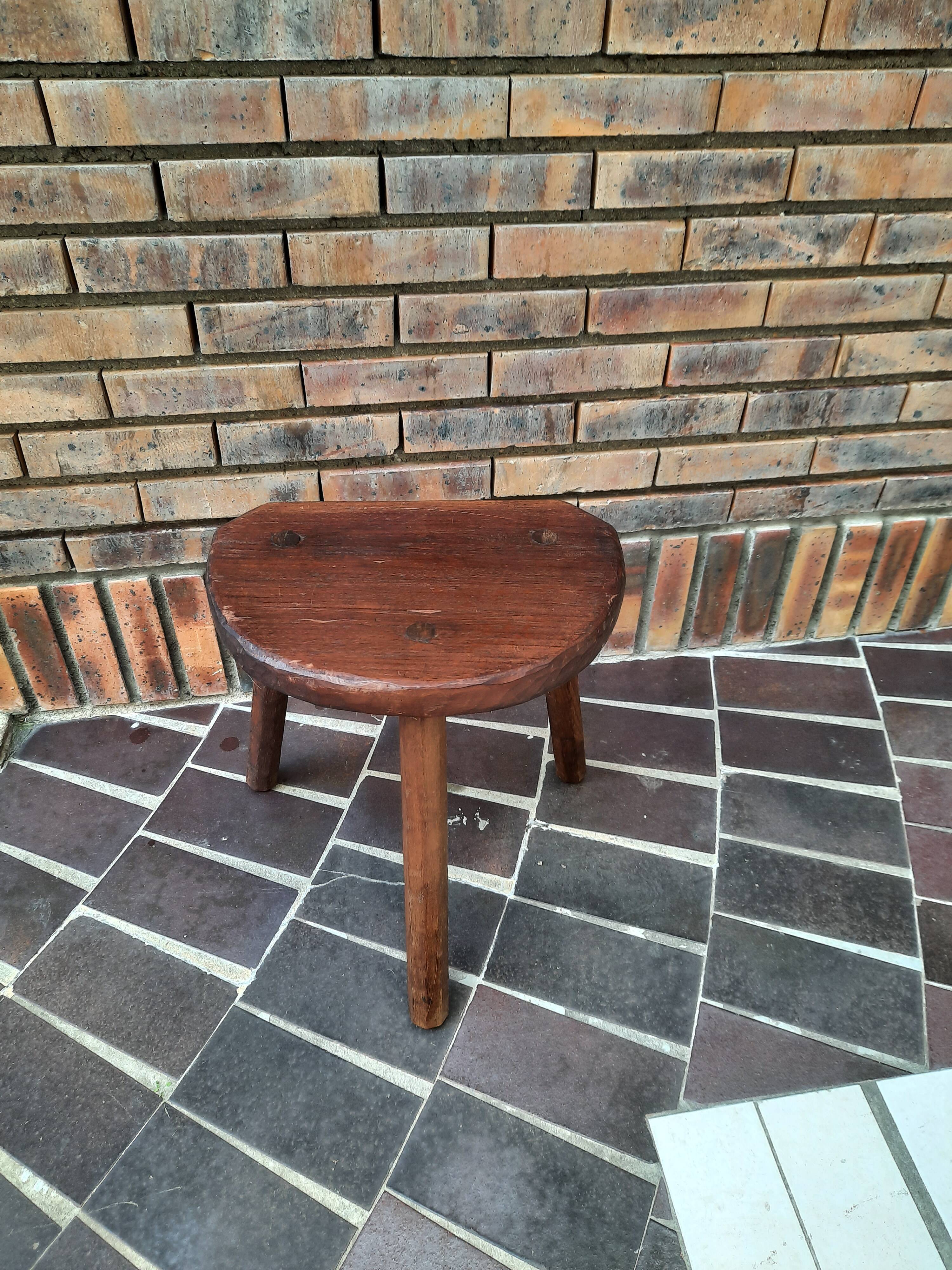 Tabouret tripode en bois brut