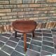 Tabouret tripode en bois brut