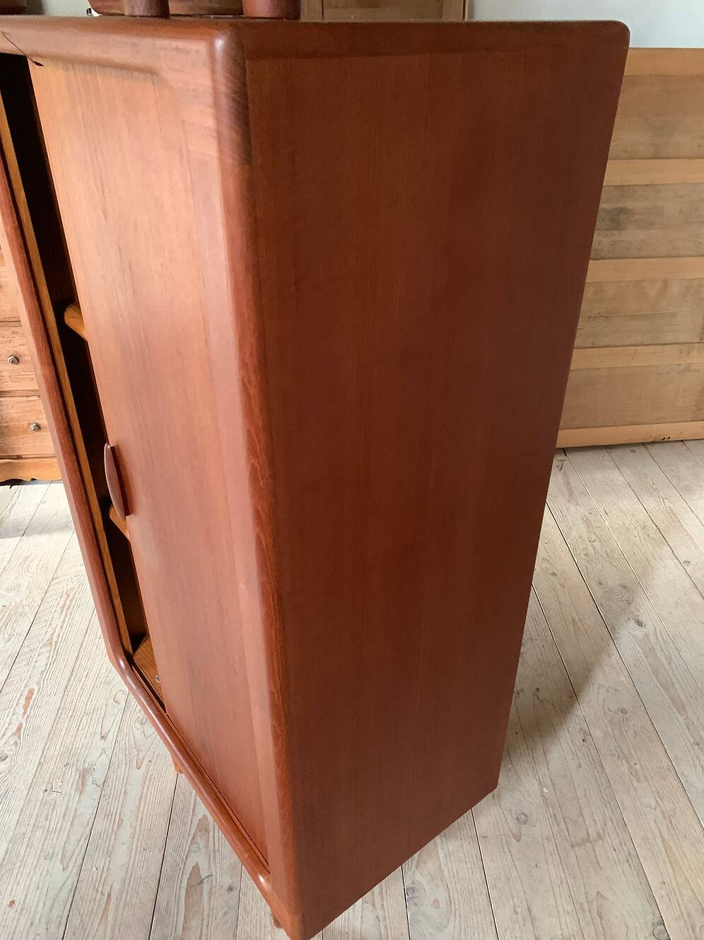 Armoire à rideau scandinave en teck vintage