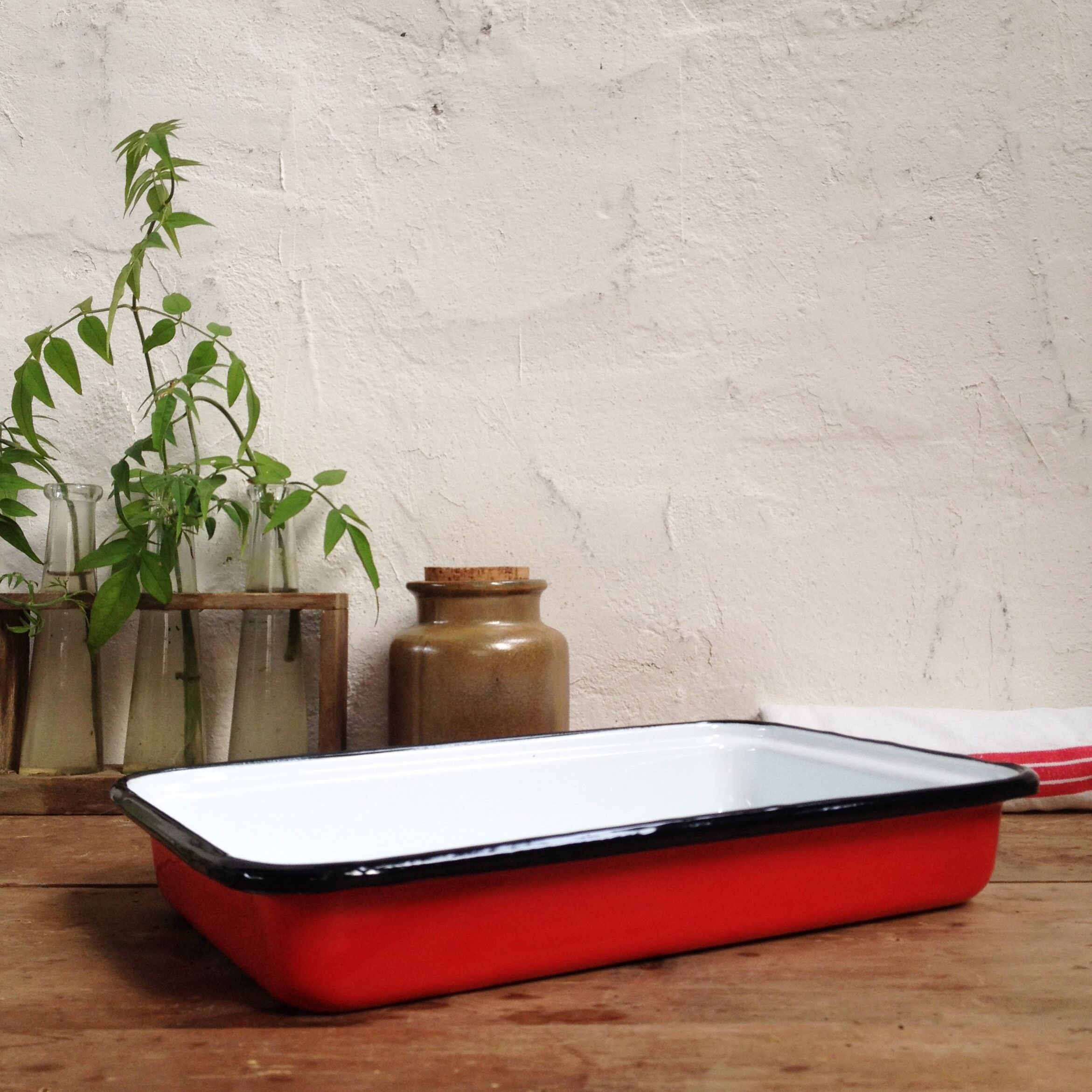 Red enamelled plate dish