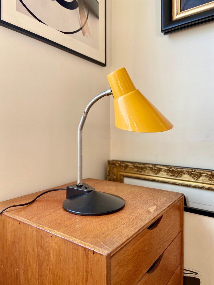 Articulated desk lamp