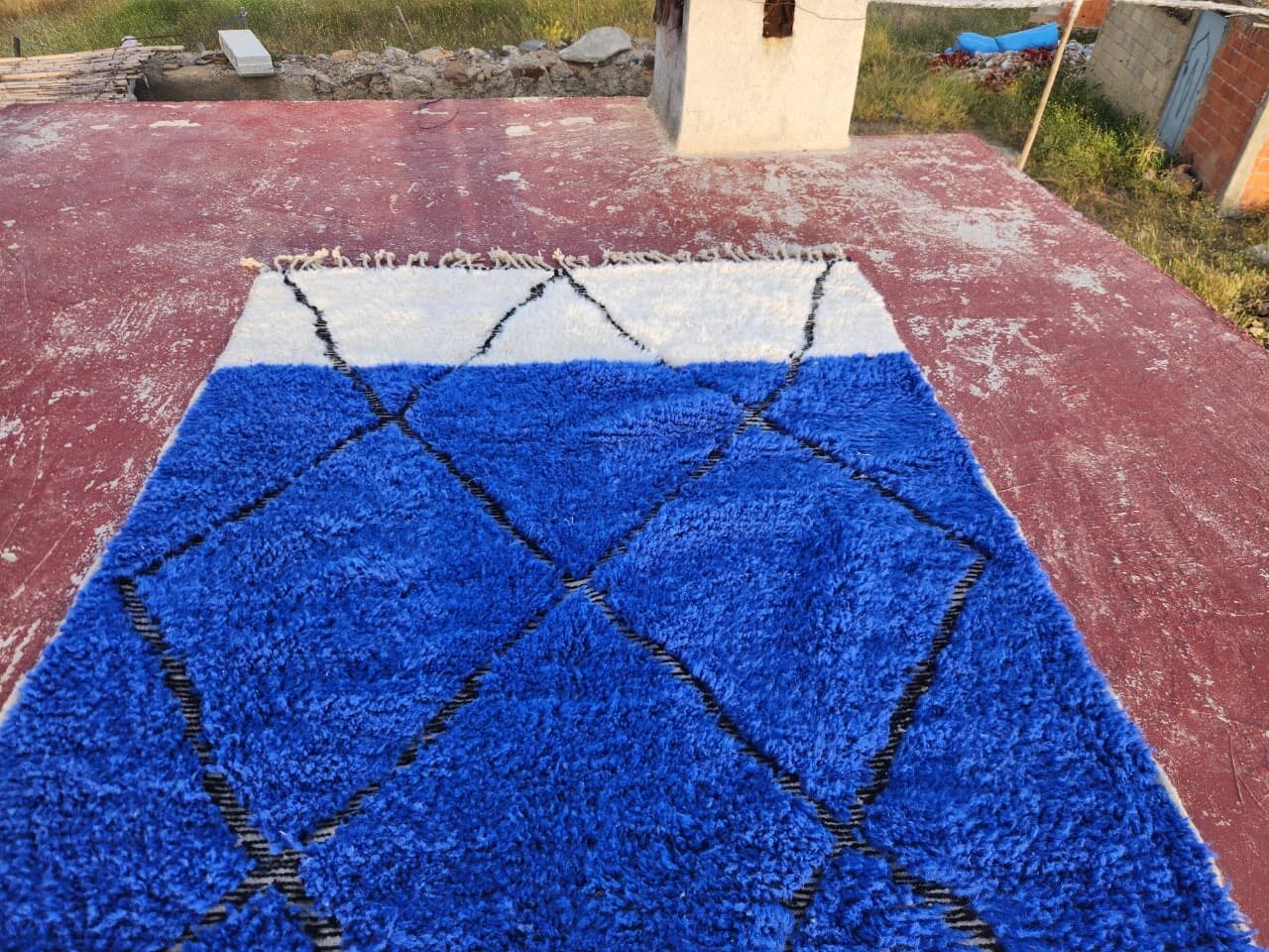 Cobalt and ecru Beni Ouarain rug in wool – 250 x 150 cm