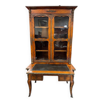 Desk forming a showcase