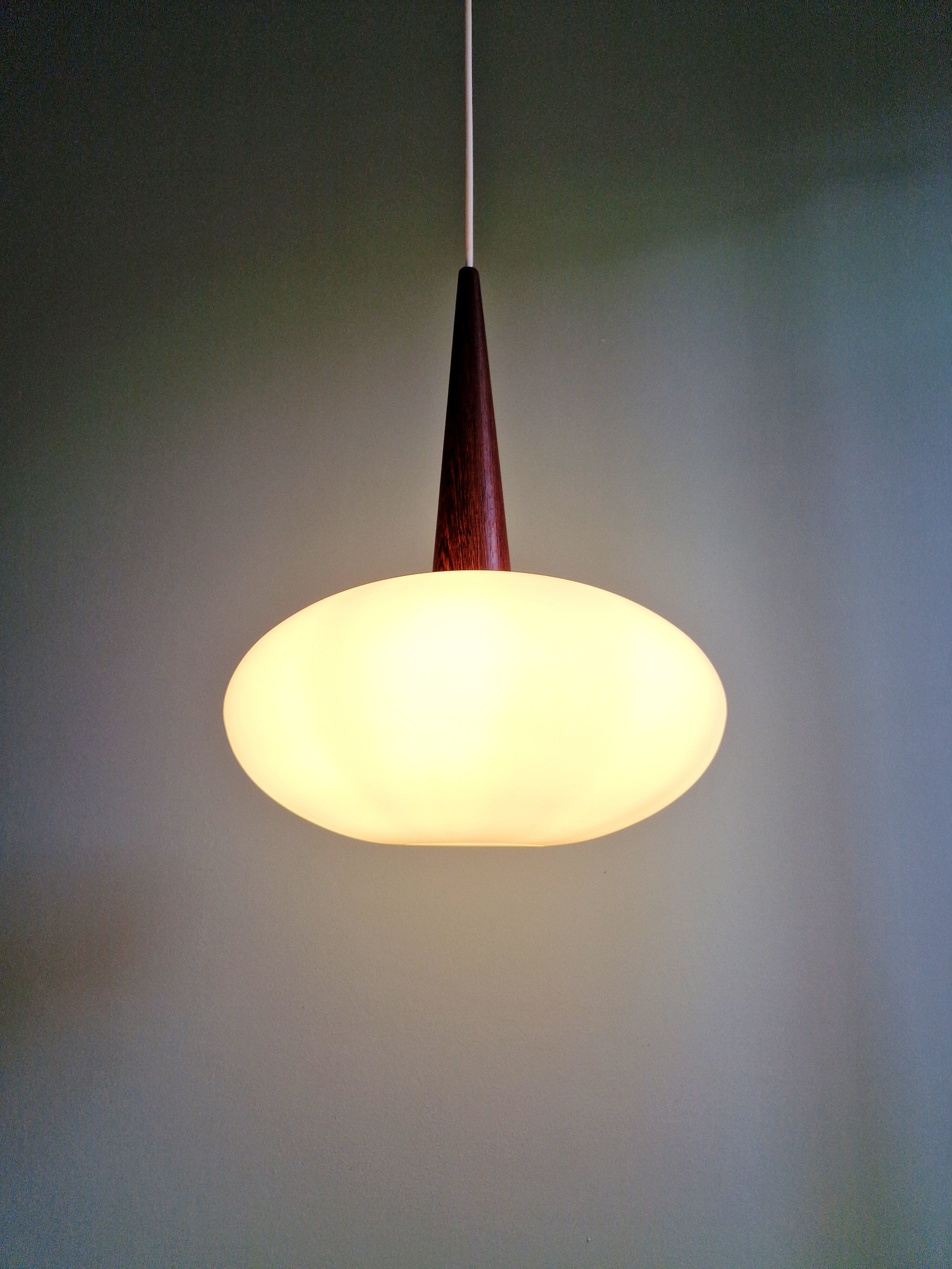 Scandinavian pendant light in teak and white opaline, Louis Kalff, Philips, 1960.