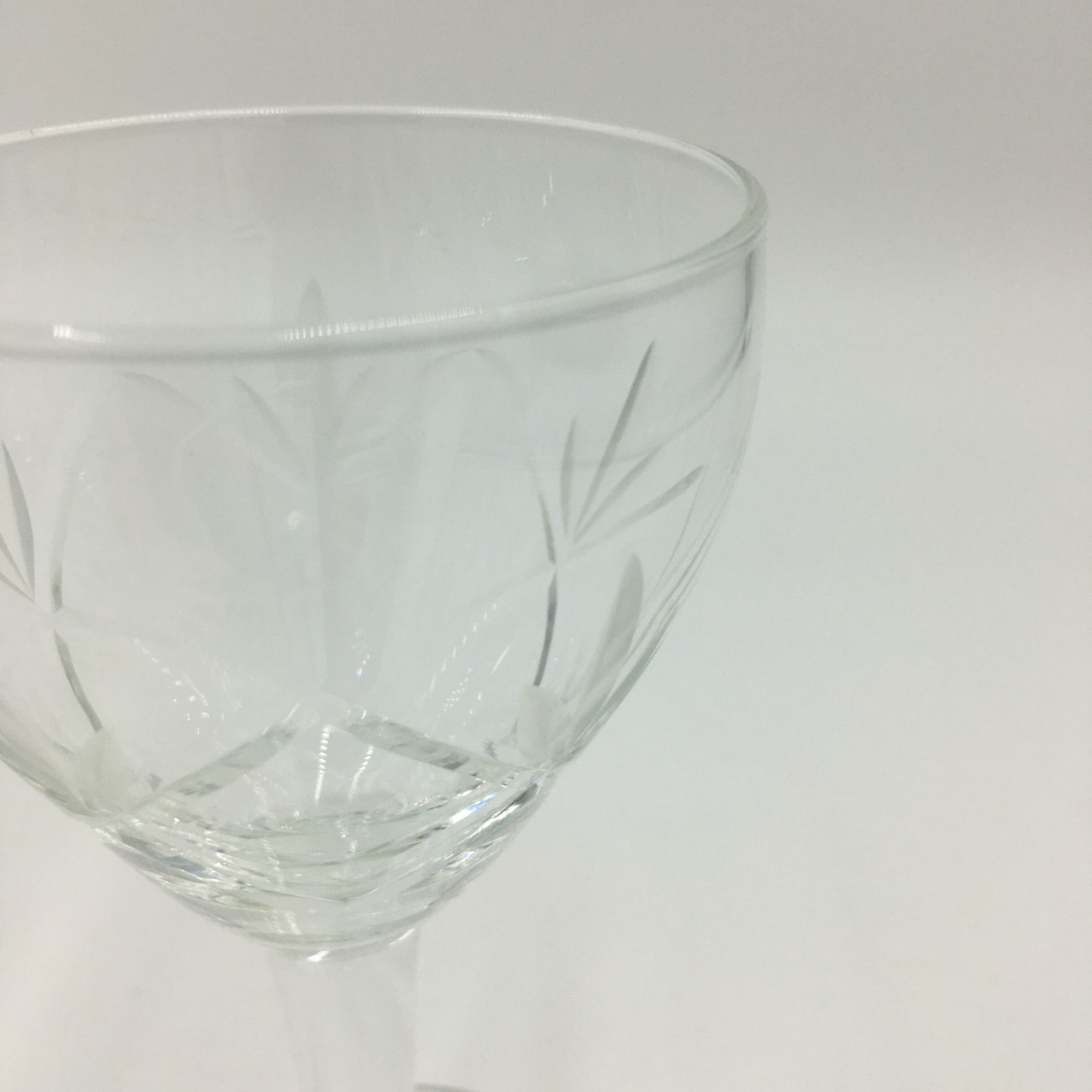 Lot of 12 crystal wine glasses