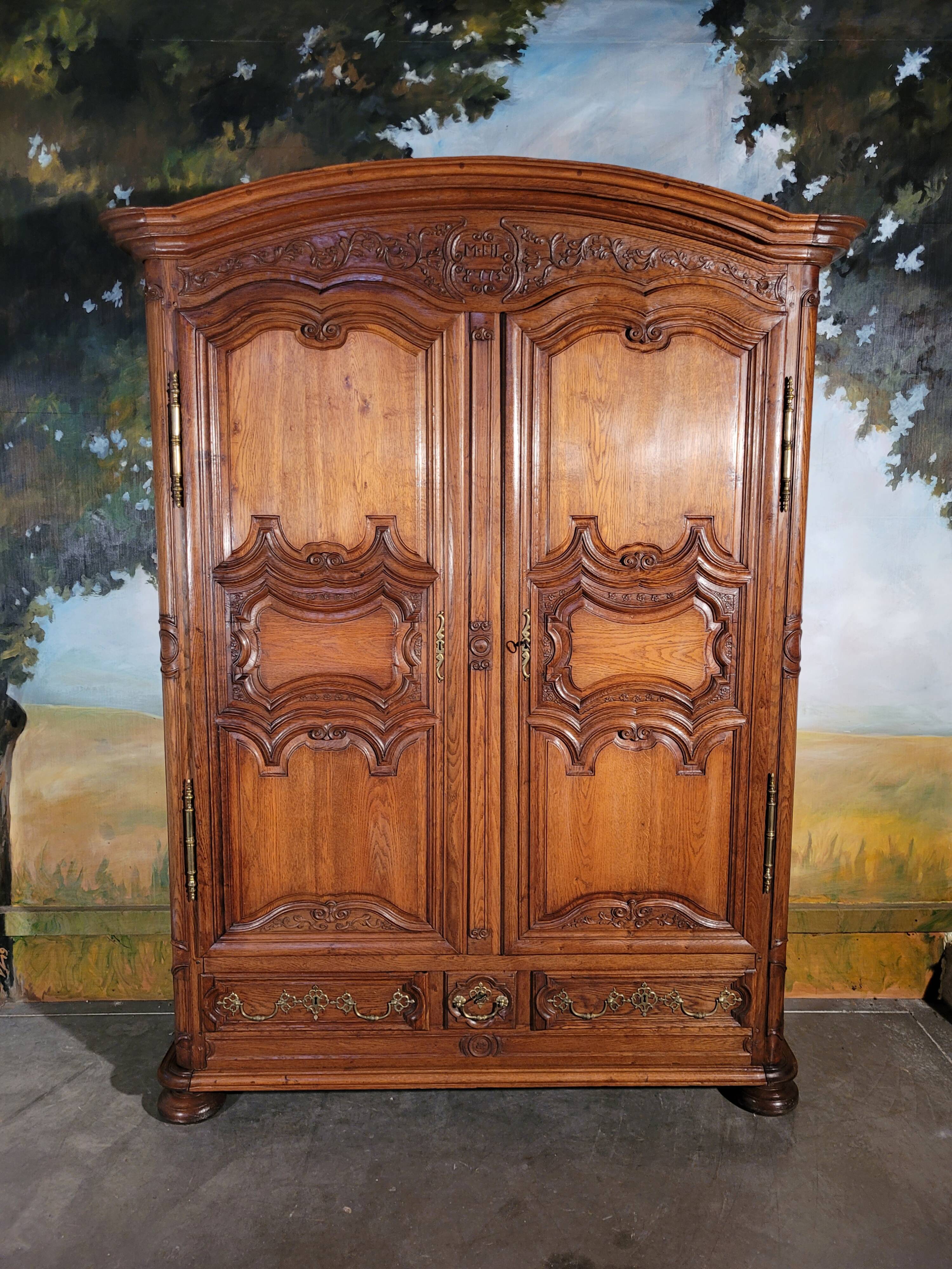 Armoire époque Louis XIV en chêne sculptée