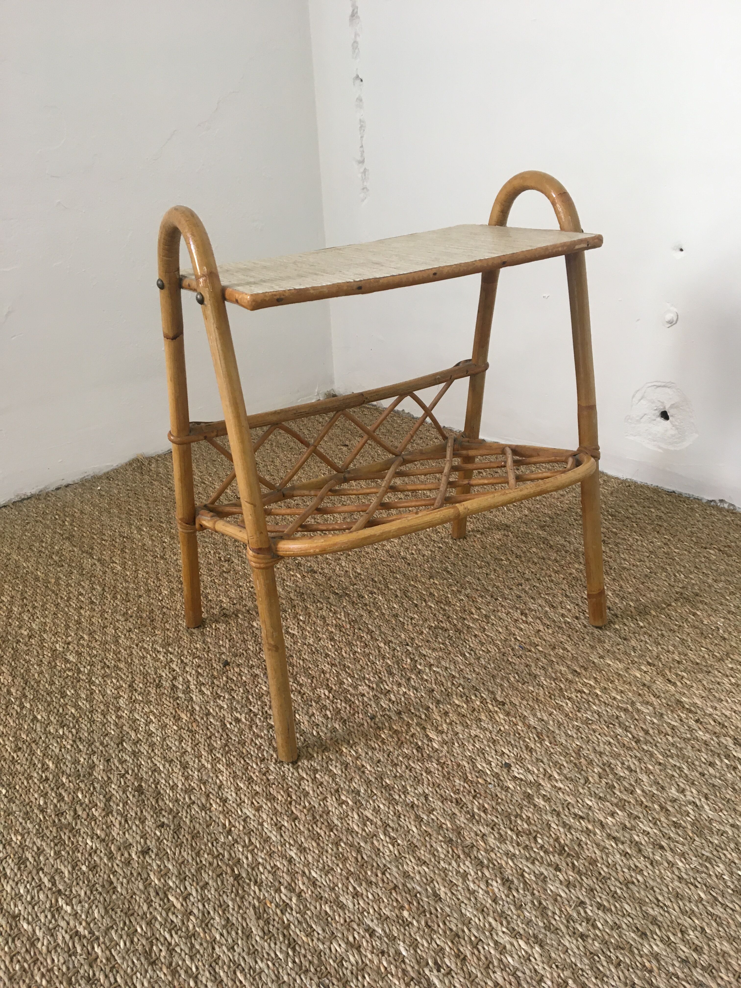 Table porte revue vintage en rotin