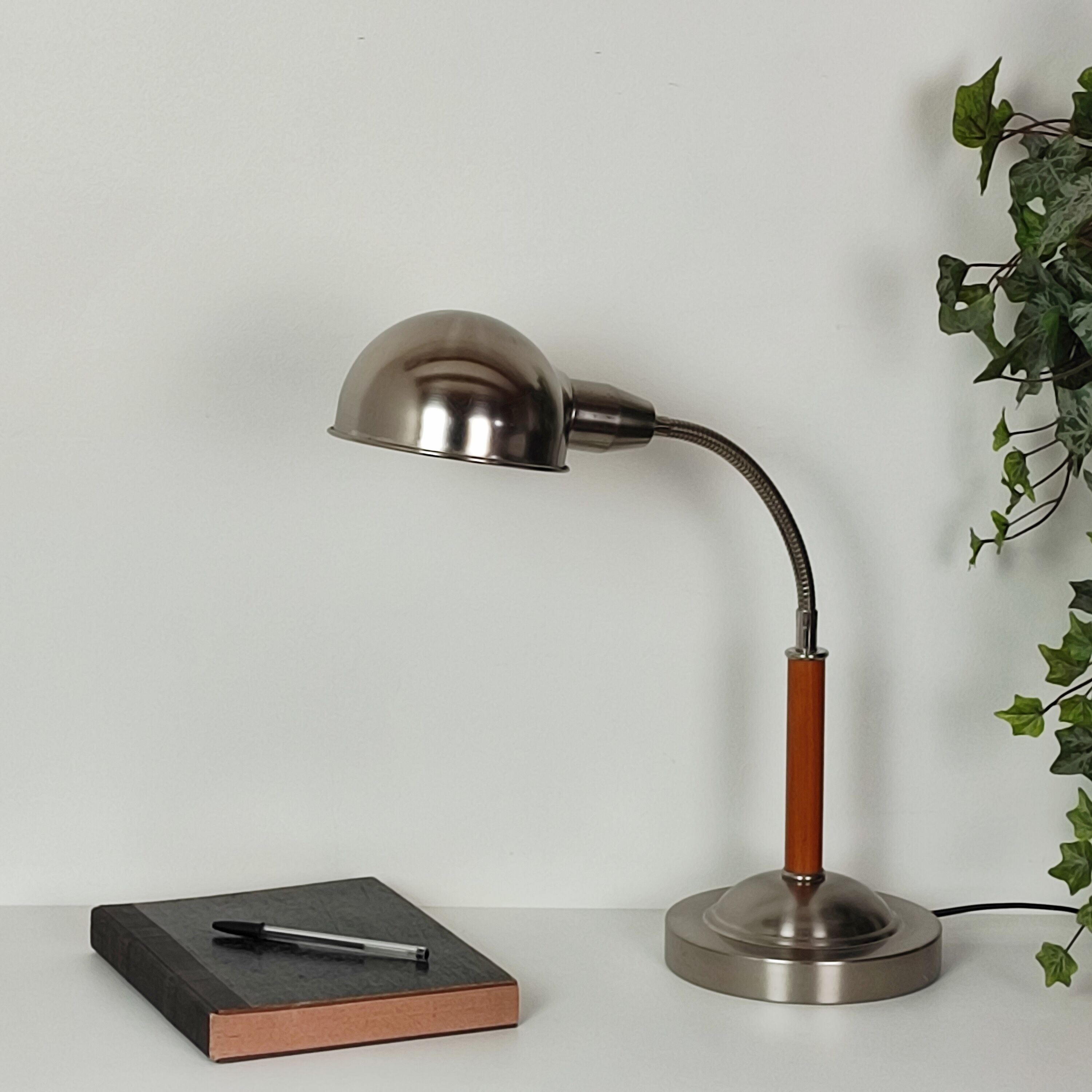 Articulated desk lamp