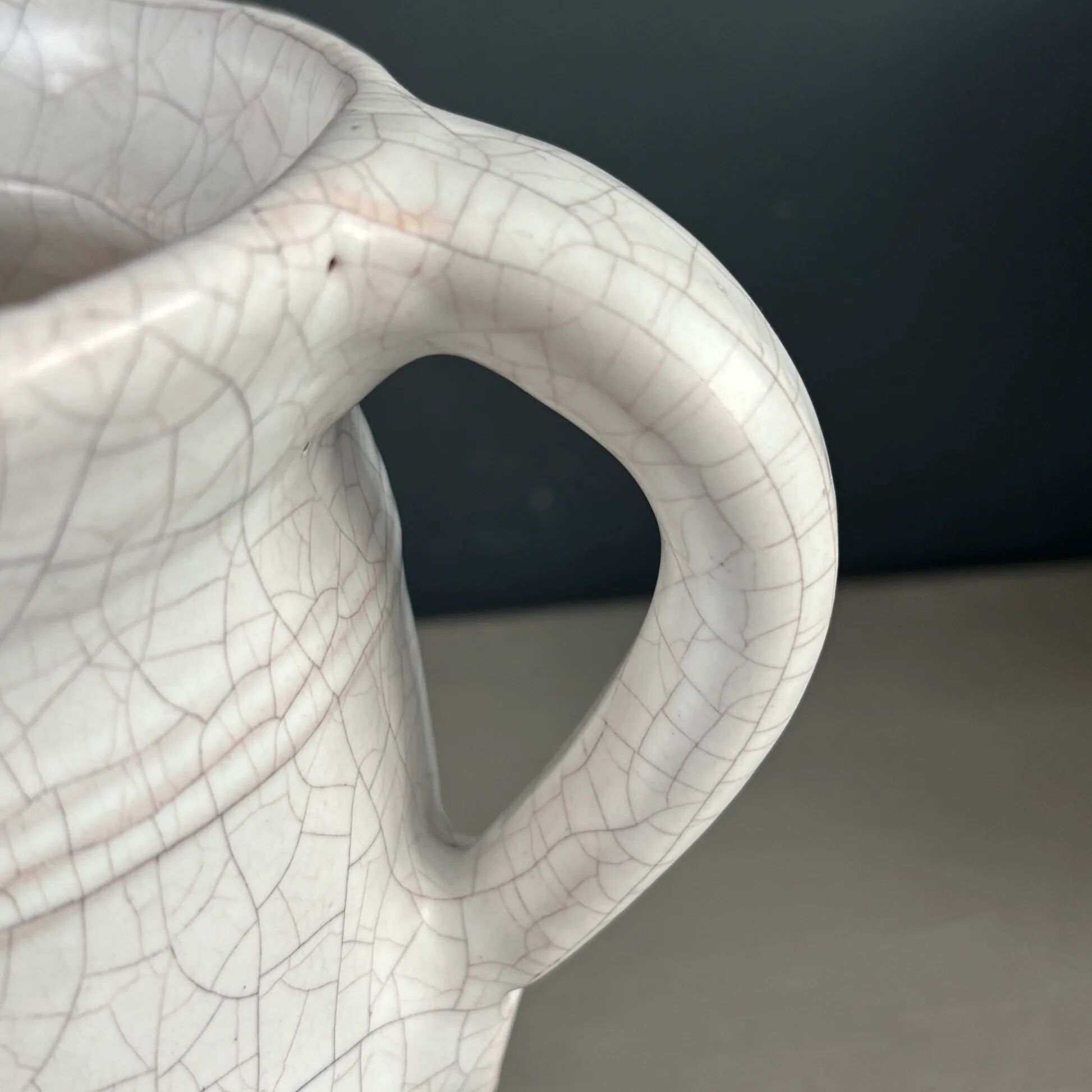 Grand pichet en céramique émaillée motif fleurs