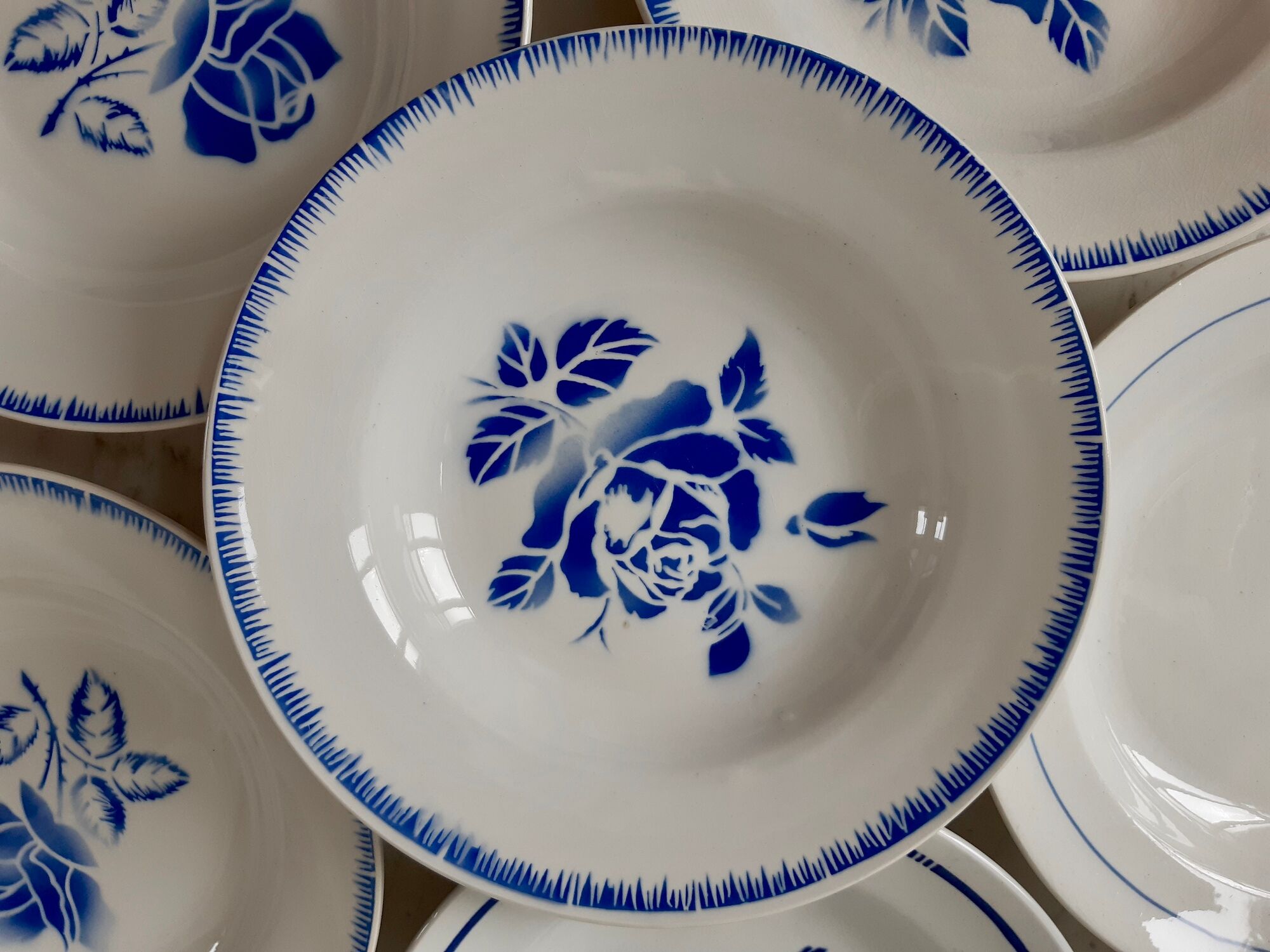 Set of 6 mismatched hollow plates Digoin Sarreguemines and Saint-Amand