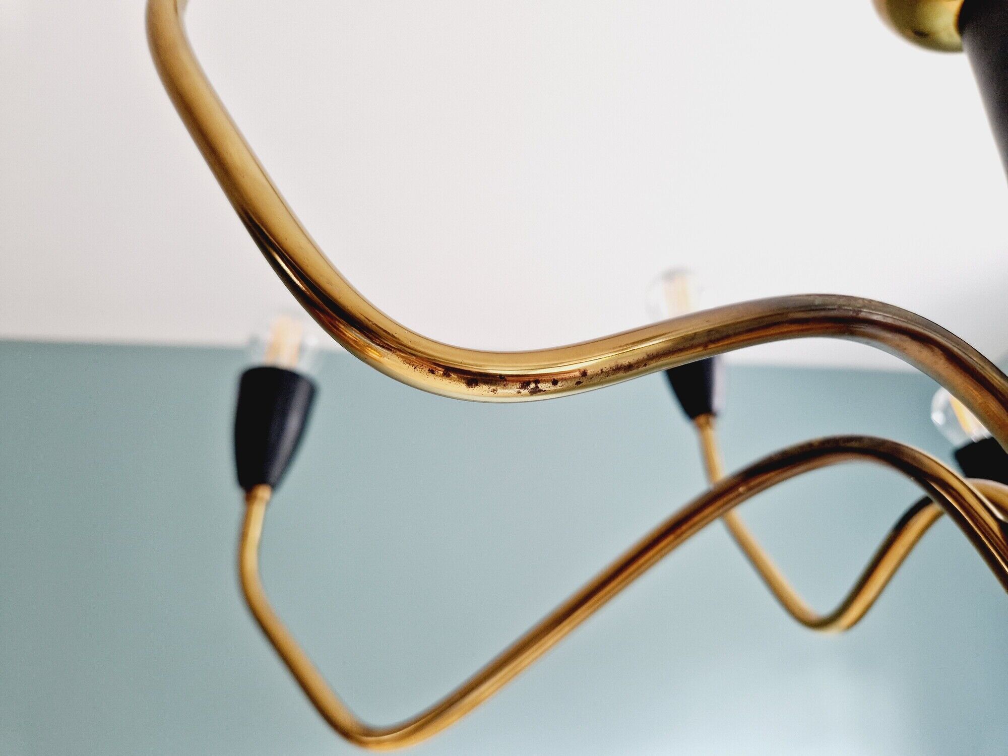 Spider chandelier in brass and black lacquered metal Italian design 1950s