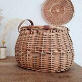 Rattan fisherman's basket or bag