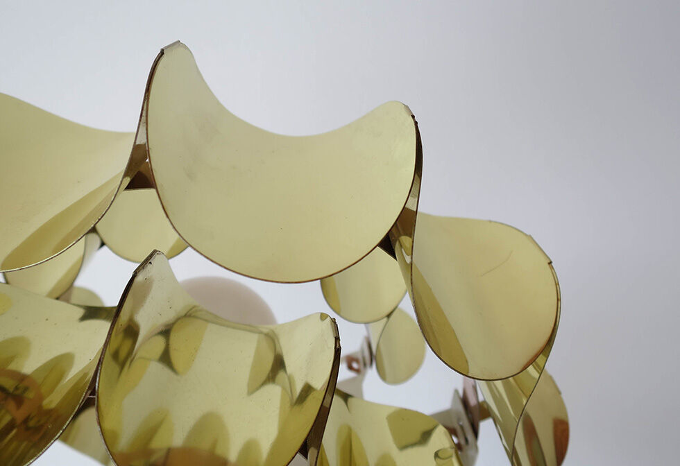 Wall sconce in brass leaf shaped