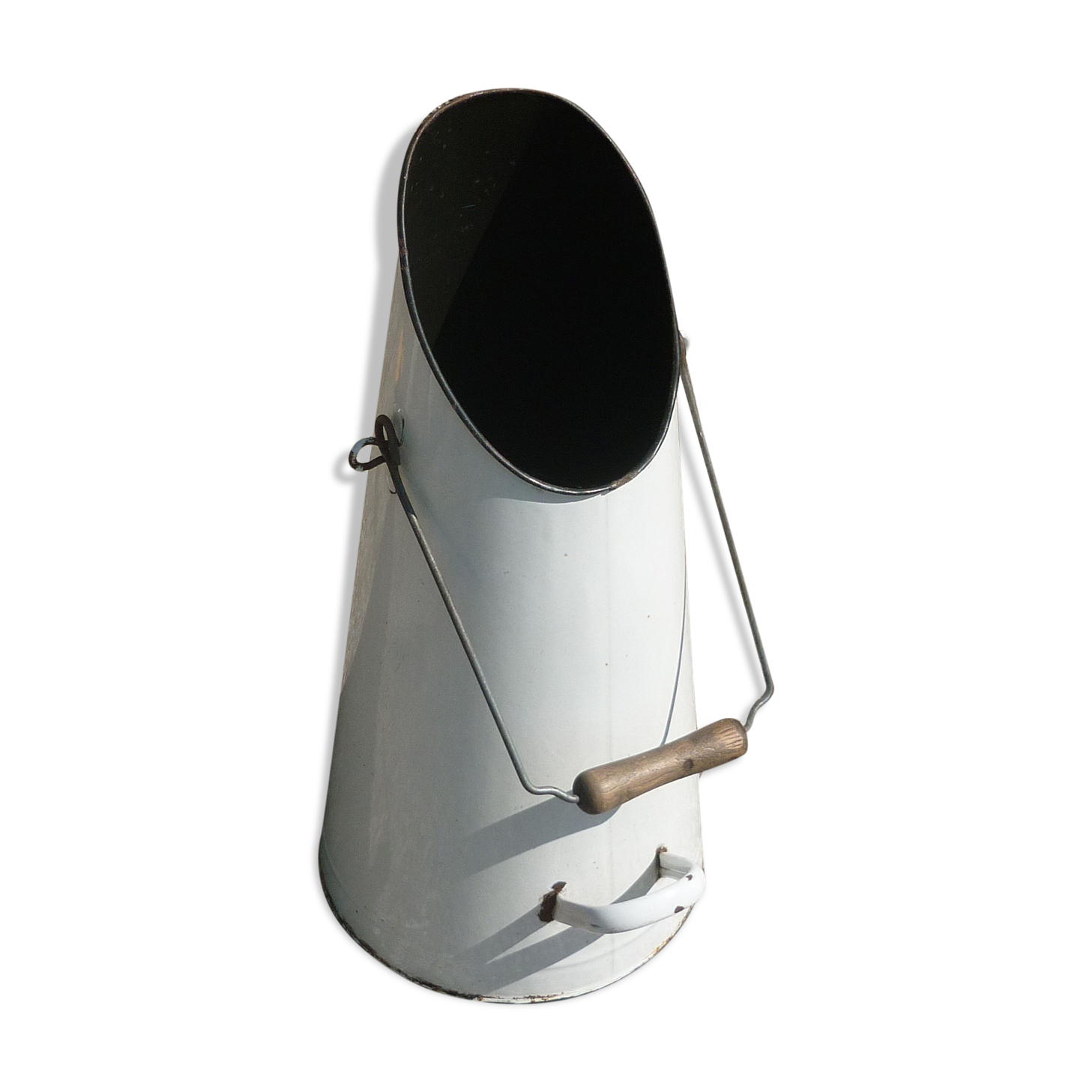 Seau à charbon en tôle émaillée blanc ancien