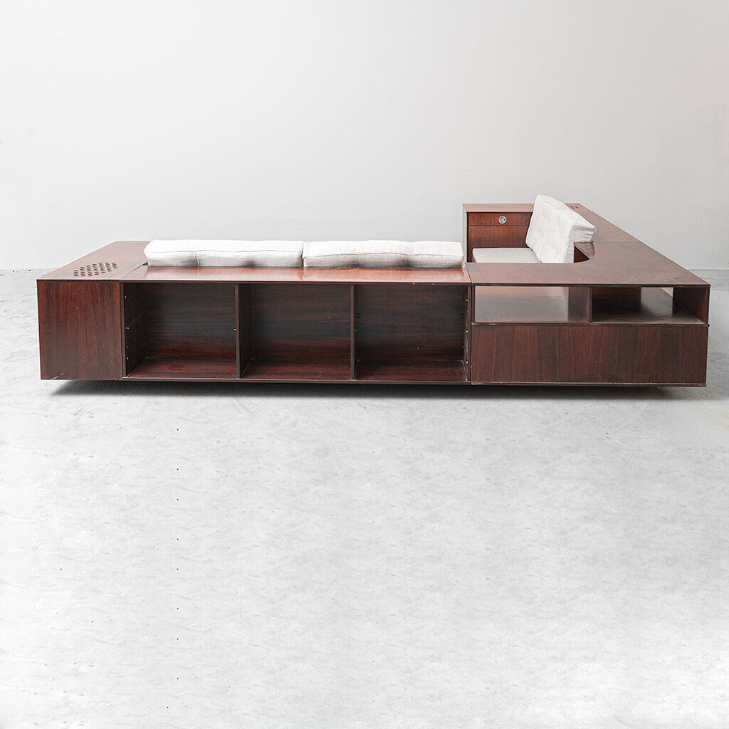 Canapé d'angle vintage avec compartiments de rangement et radio intégrée – design italien des années 1970