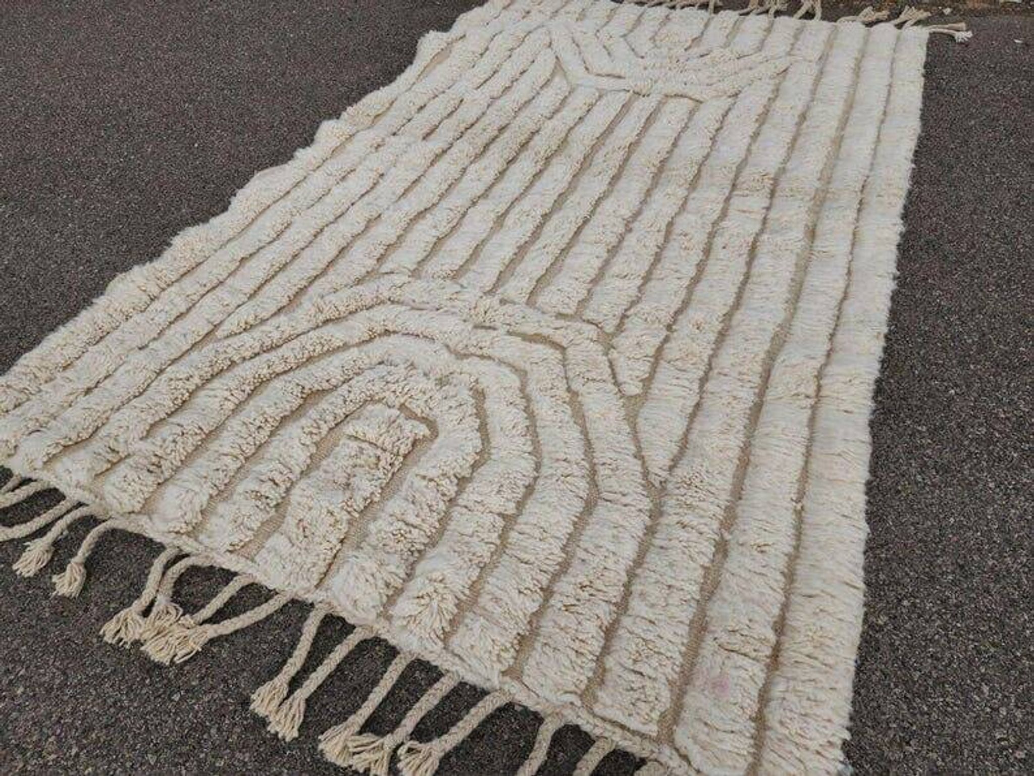Handmade pure wool rug, size 150 x 250 cm.