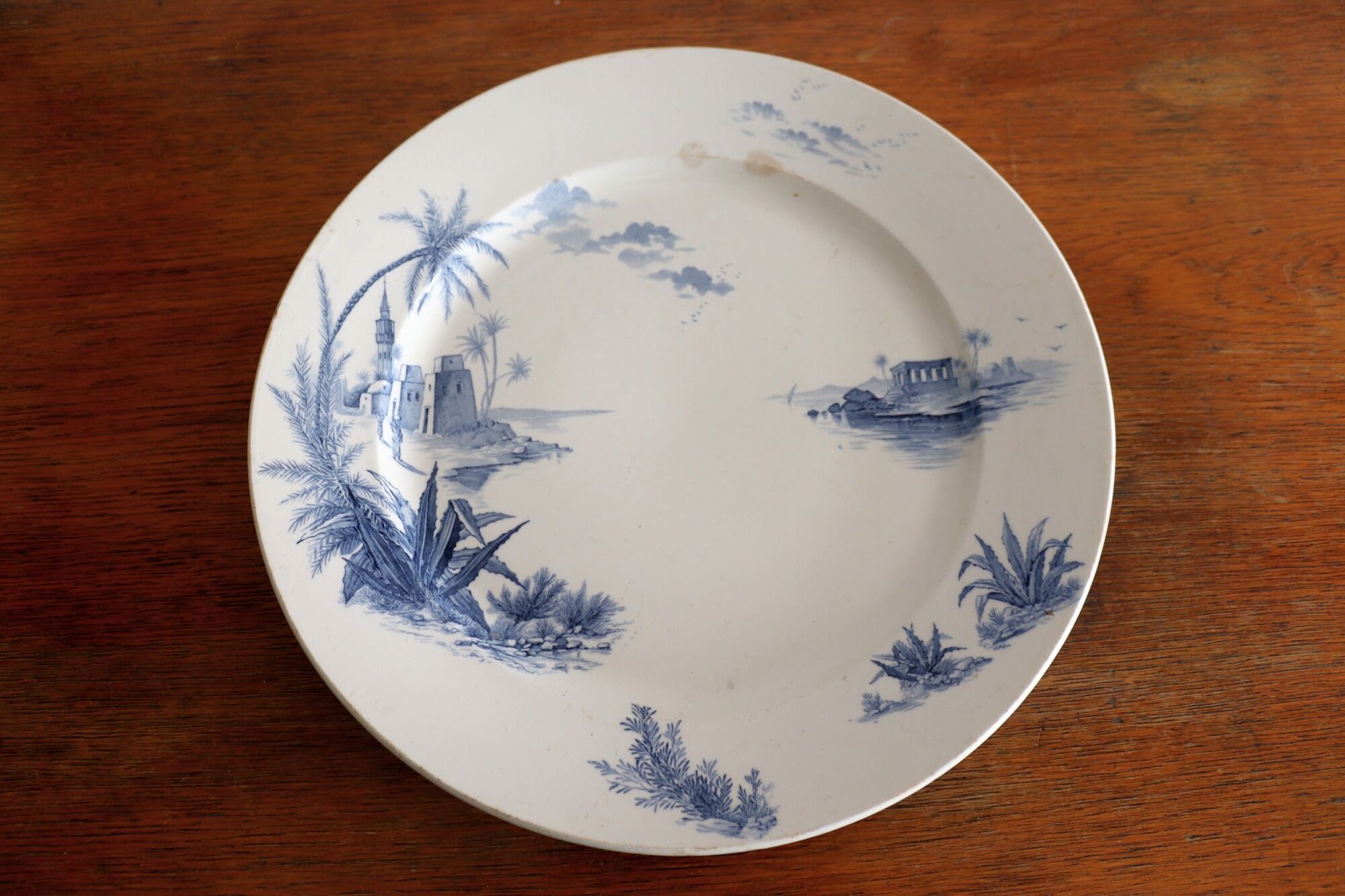 Plat en terre de fer «  vues d’Orient » faïence de Gien