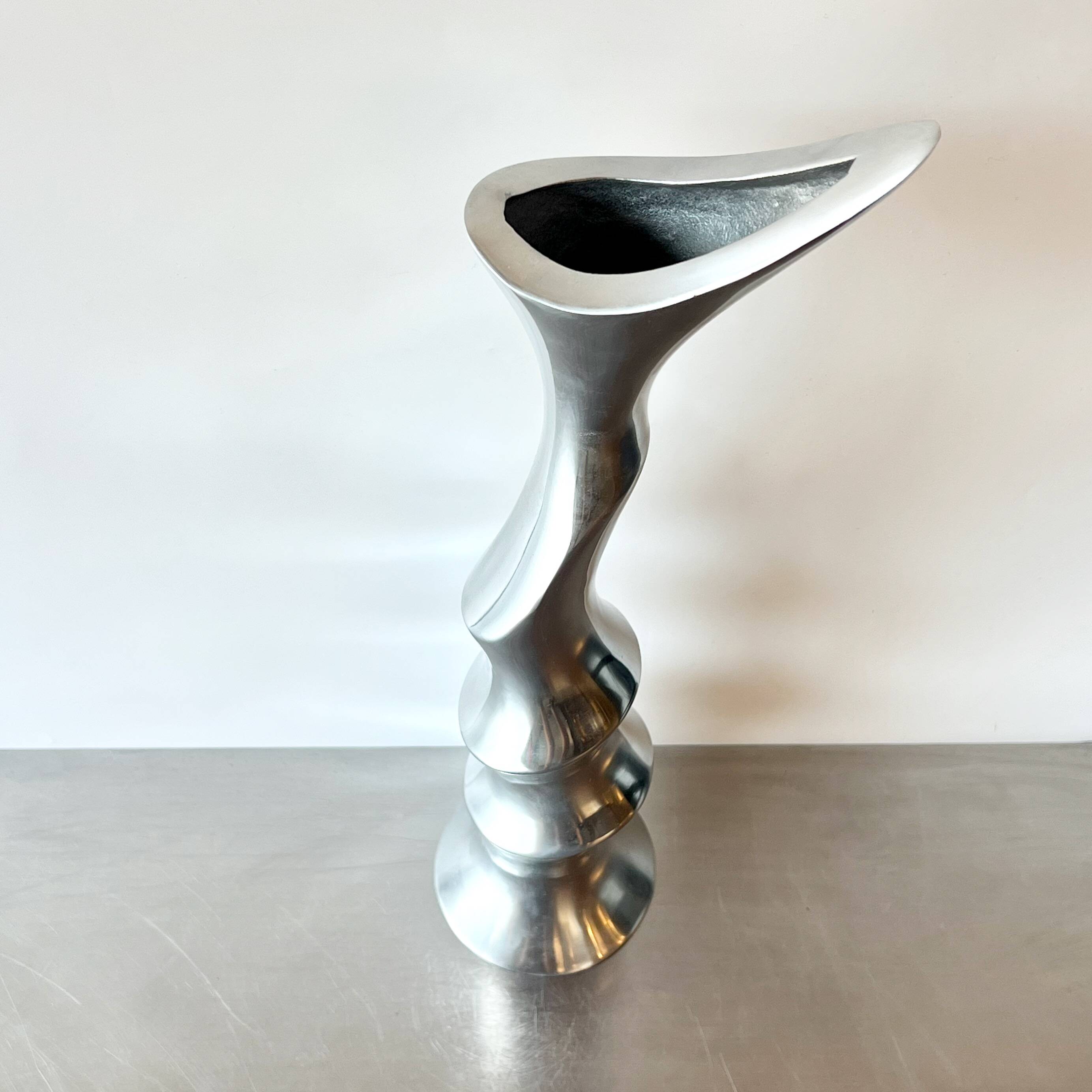 Xxl “twisted” vase / cast aluminum – 1980s