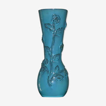 Vase sculptural avec détails floraux en céramique turquoise