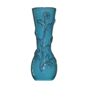 vase sculptural avec détails floraux en céramique turquoise