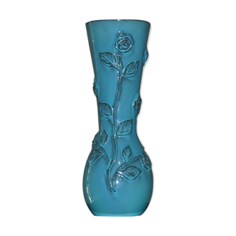 Vase sculptural avec détails floraux en céramique turquoise