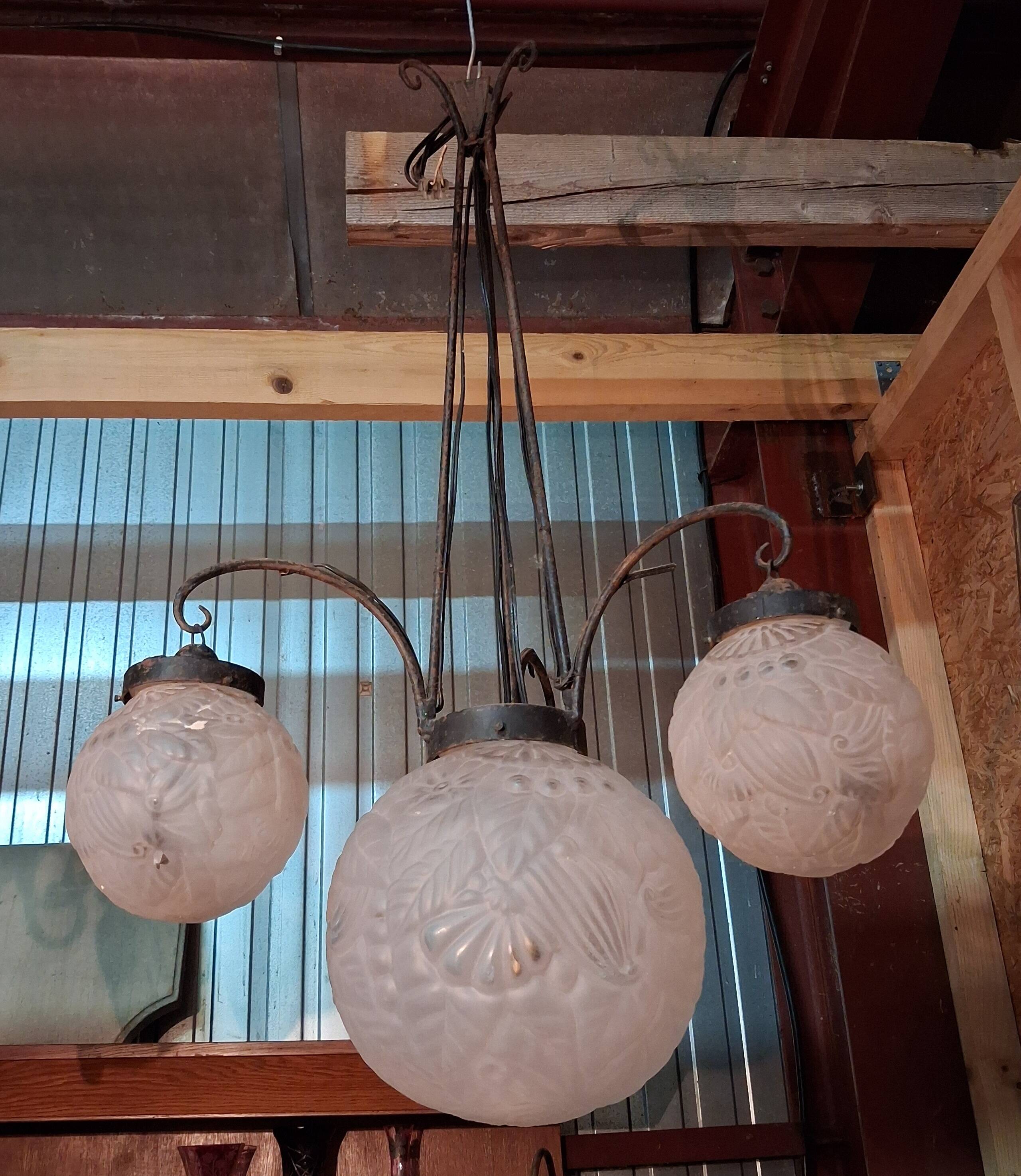 According to Muller: Art Deco chandelier with four lights.