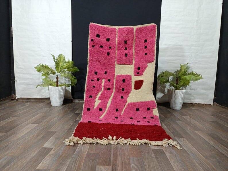 Handmade pure wool rug in pink, size 150 x 250 cm.