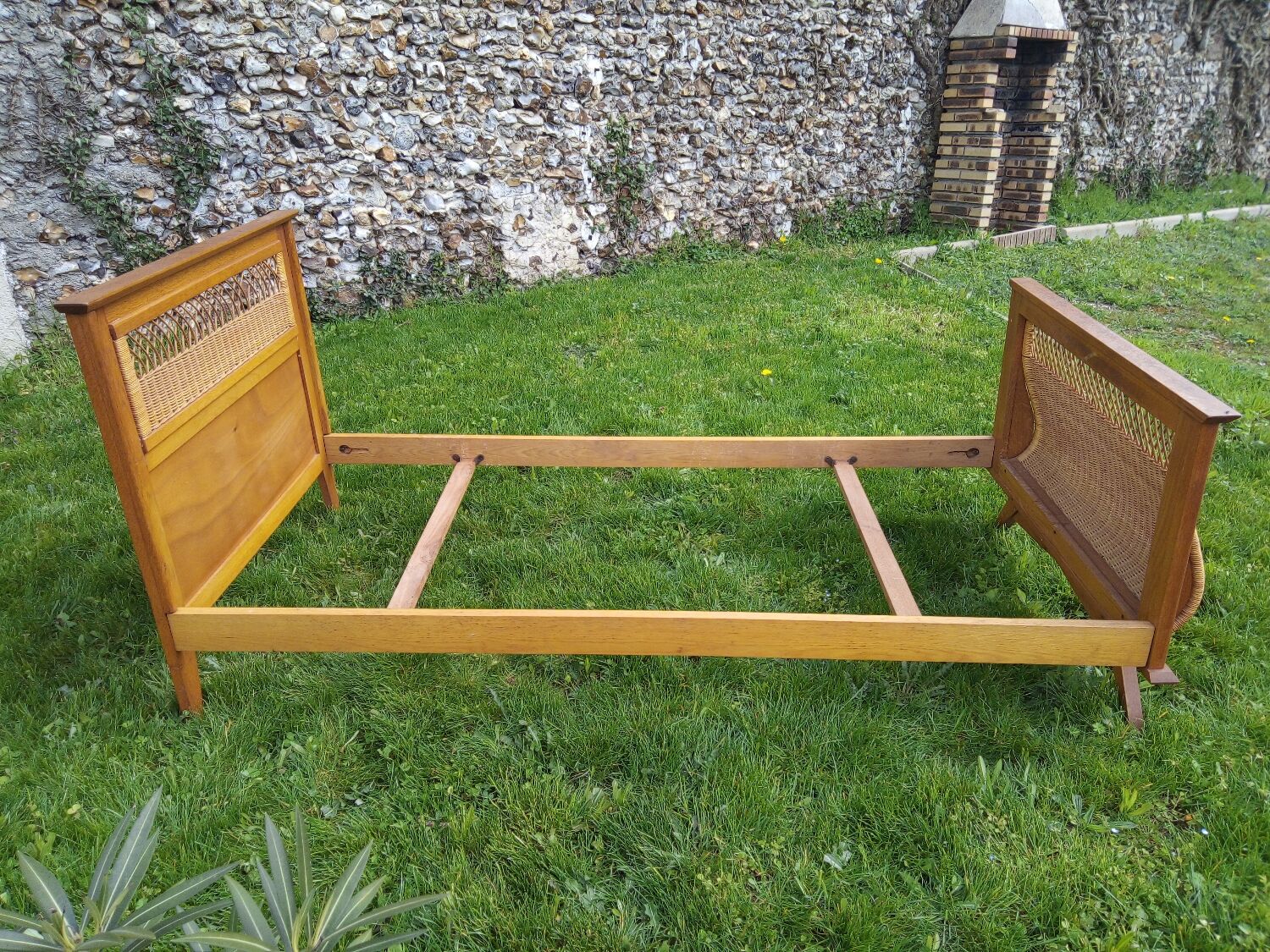 Bed 1 place wood and rattan