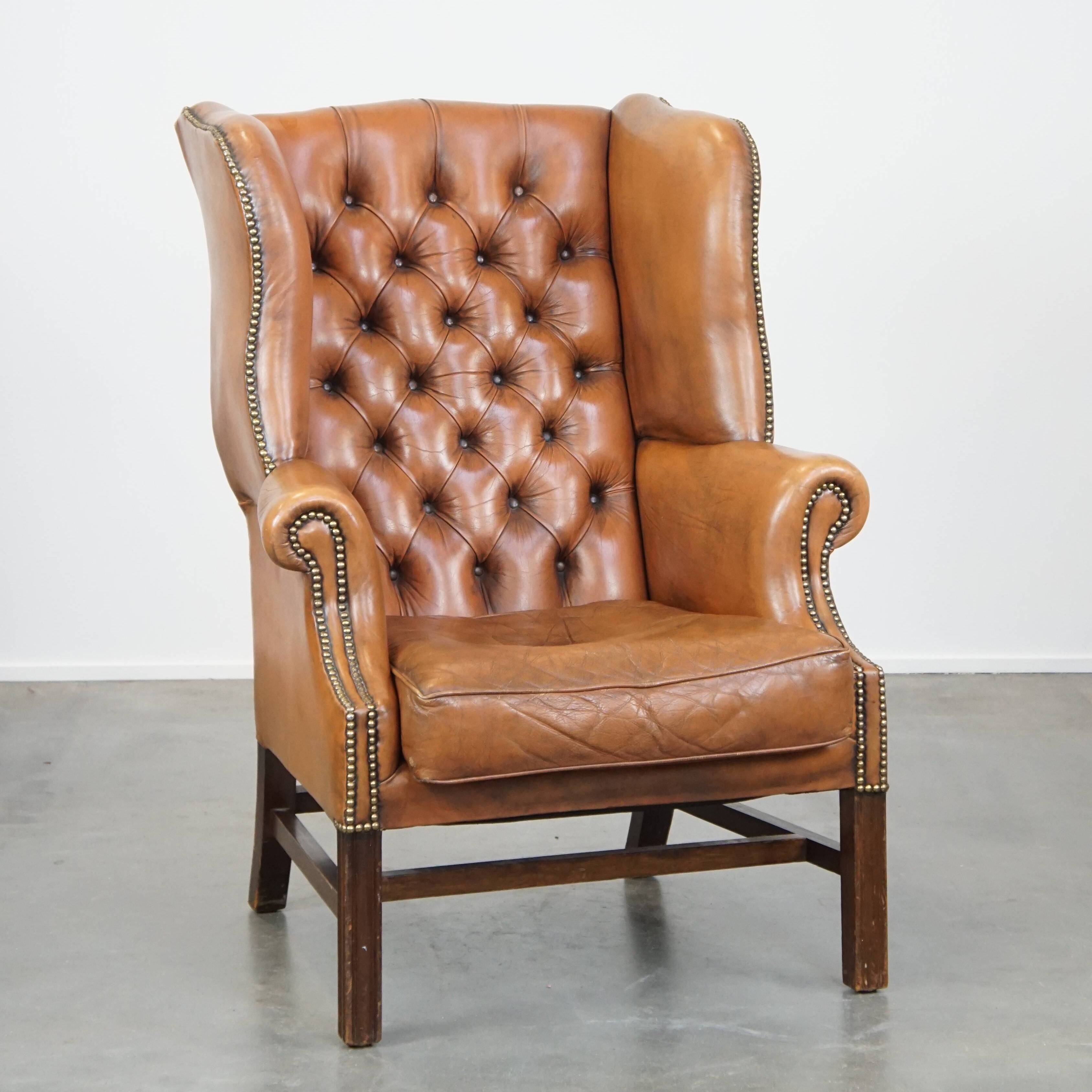 Fauteuil Chesterfield anglais classique en cuir de vachette couleur cognac clair
