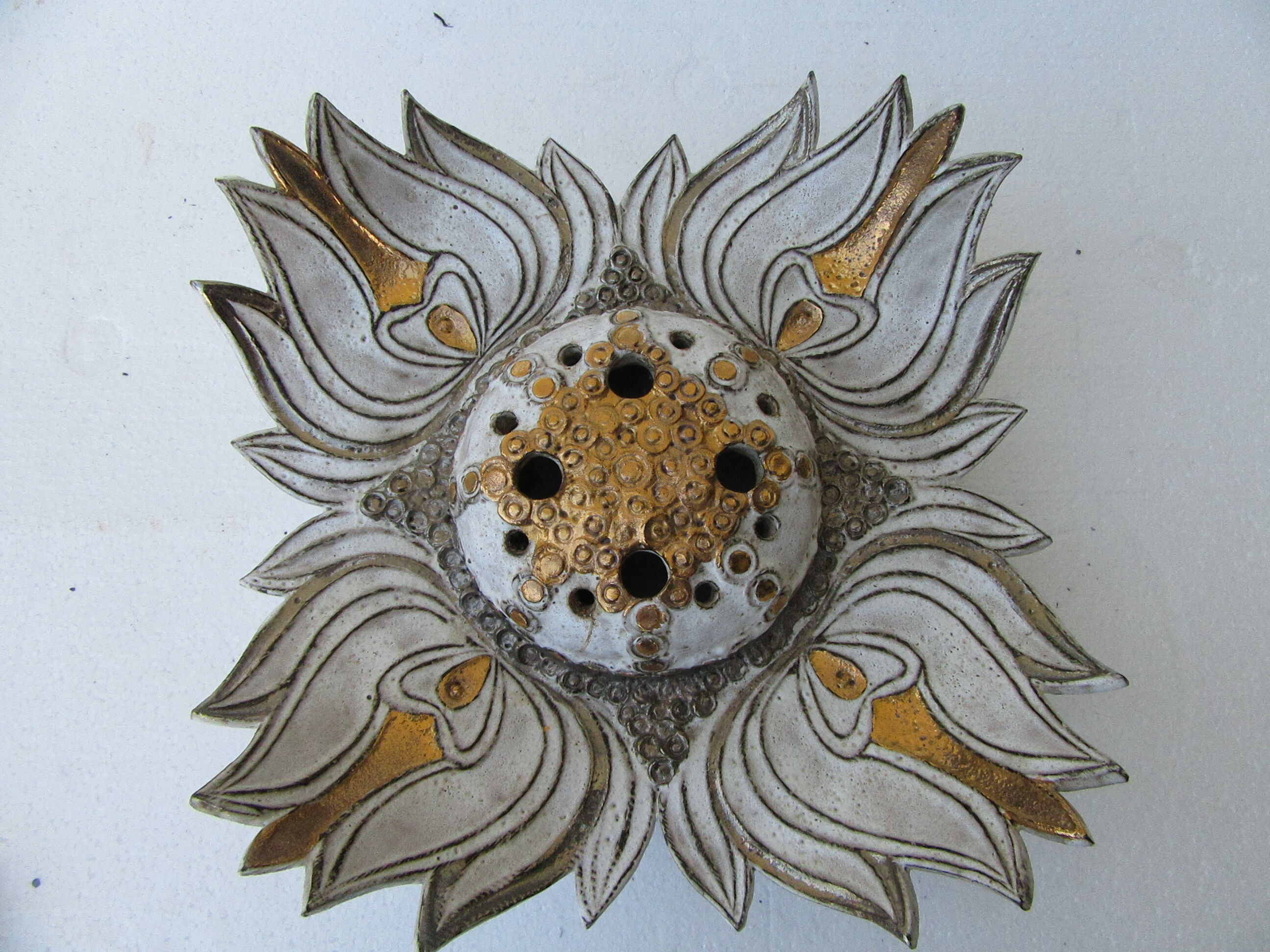 Dive white and gold ceramic flowers