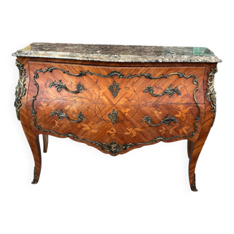 Commode galbée de style Louis XV – marqueterie, bronze et marbre