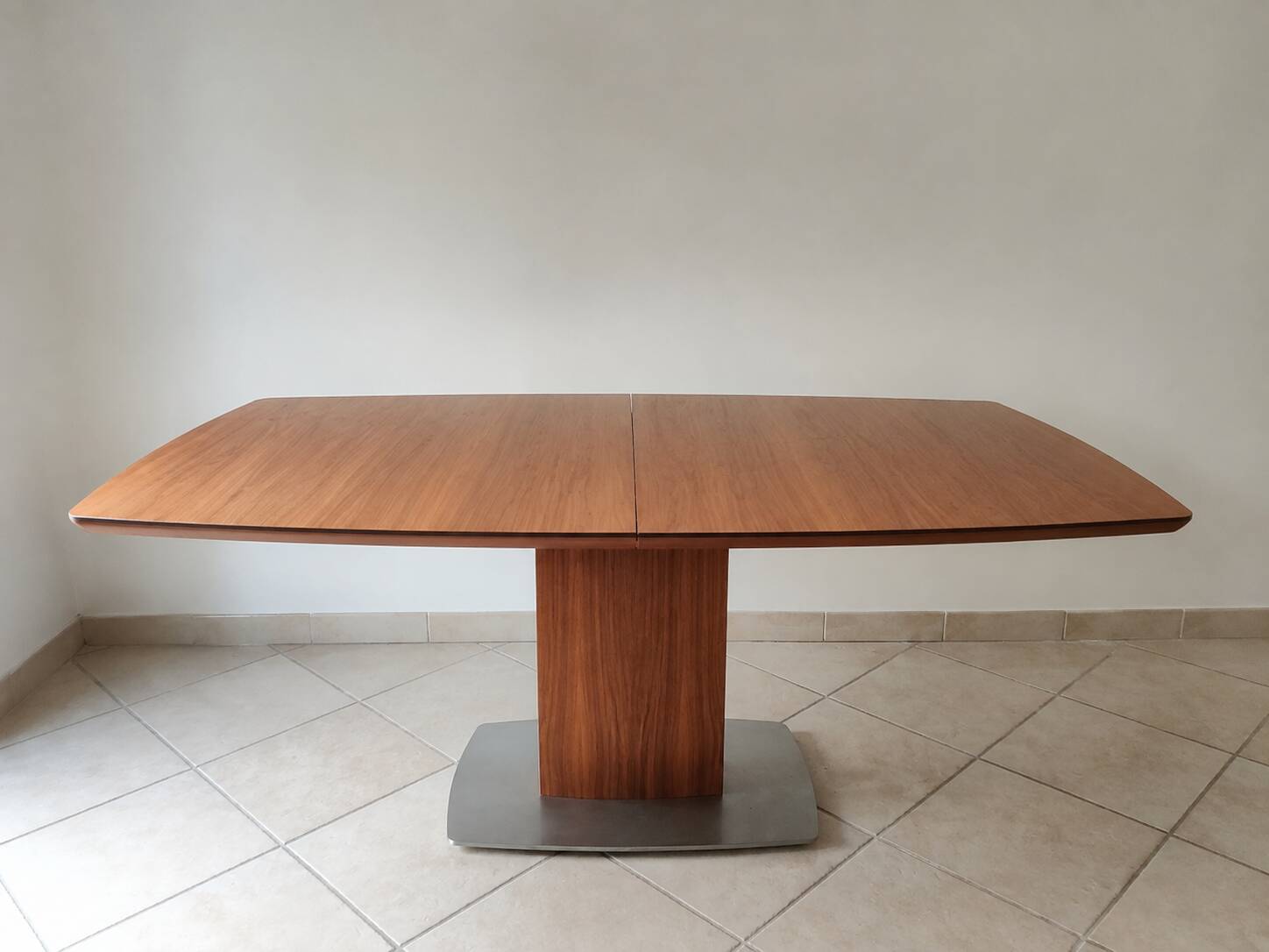 Magnificent dining table from Boconcept, model Fiorentina.