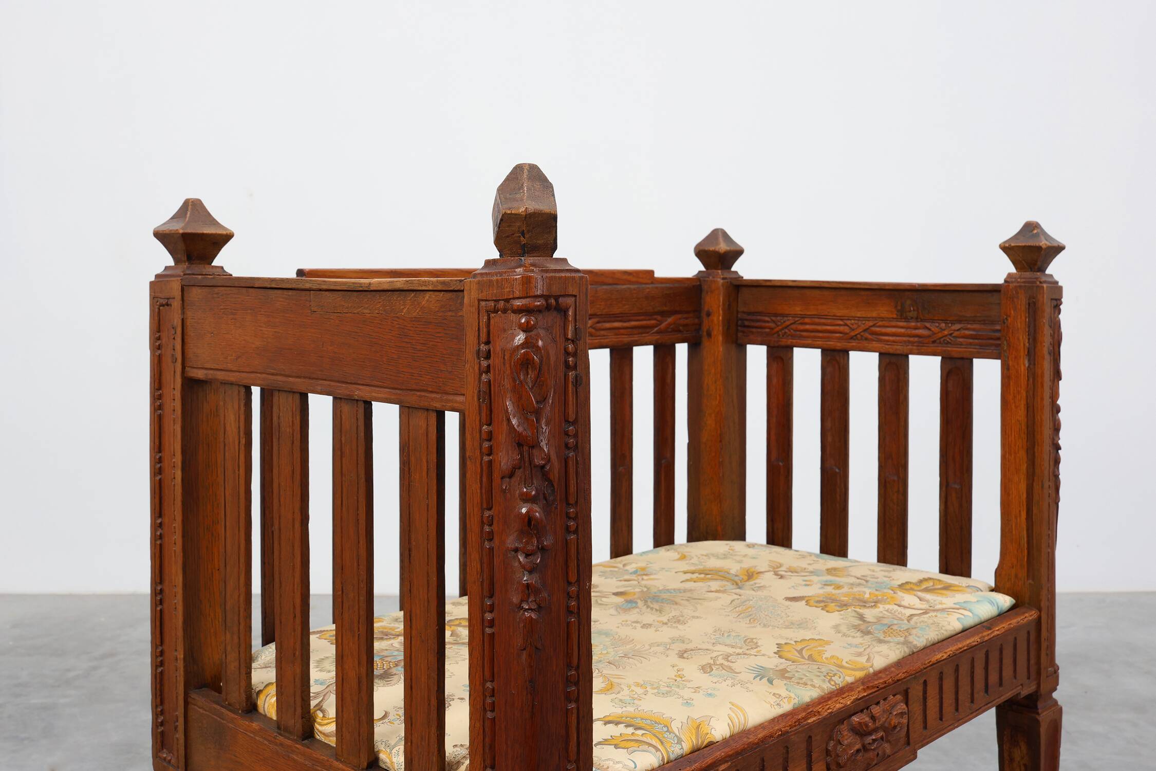 Large Arts & Crafts oak side chair, Belgium ca. 1915