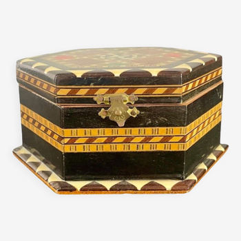 Oriental jewelry box in varnished marquetry