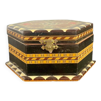 Oriental jewelry box in varnished marquetry