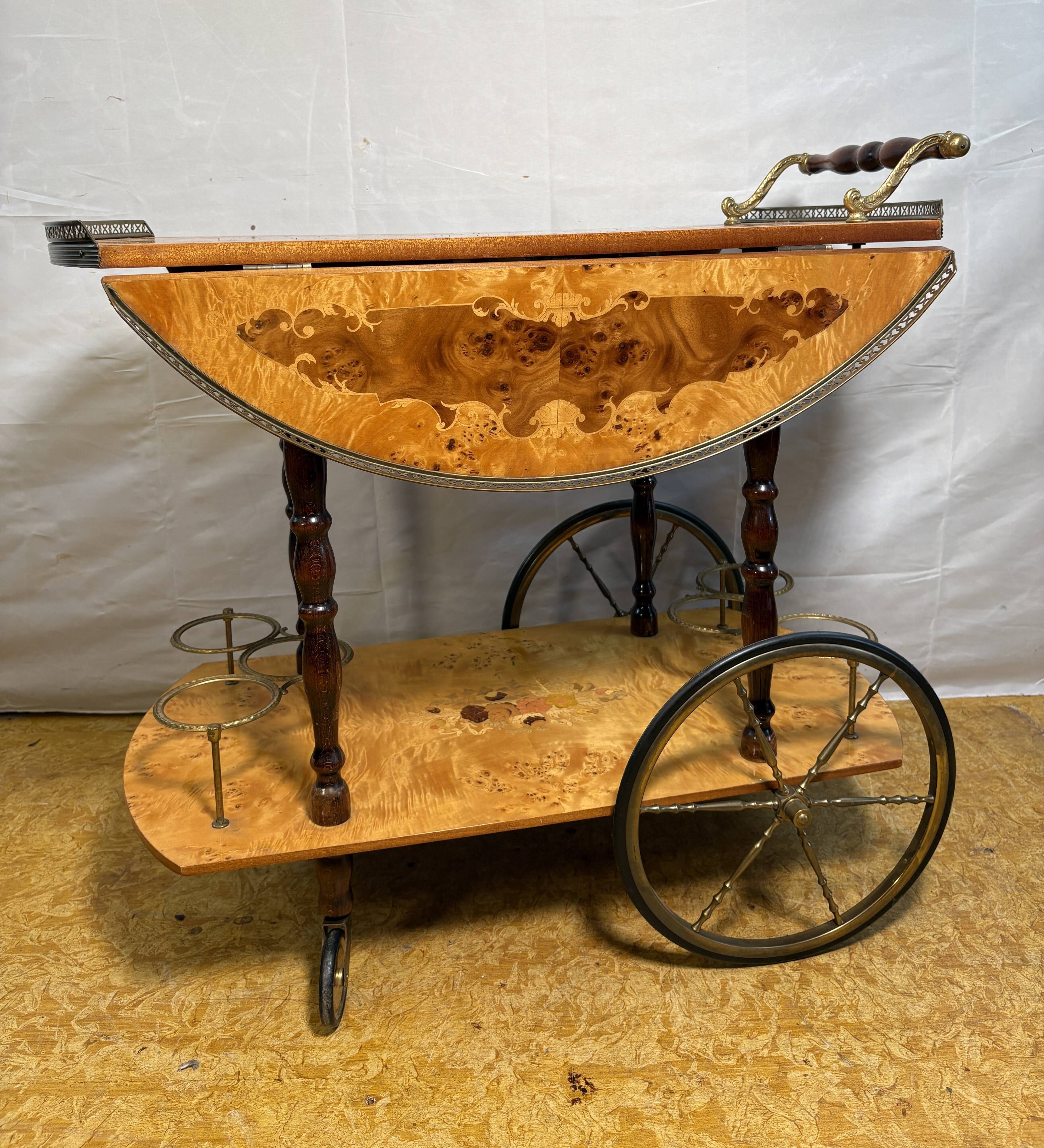 Chariot à boissons en noyer incrusté Sorrento vintage italien | Environ années 1970 | Coppe