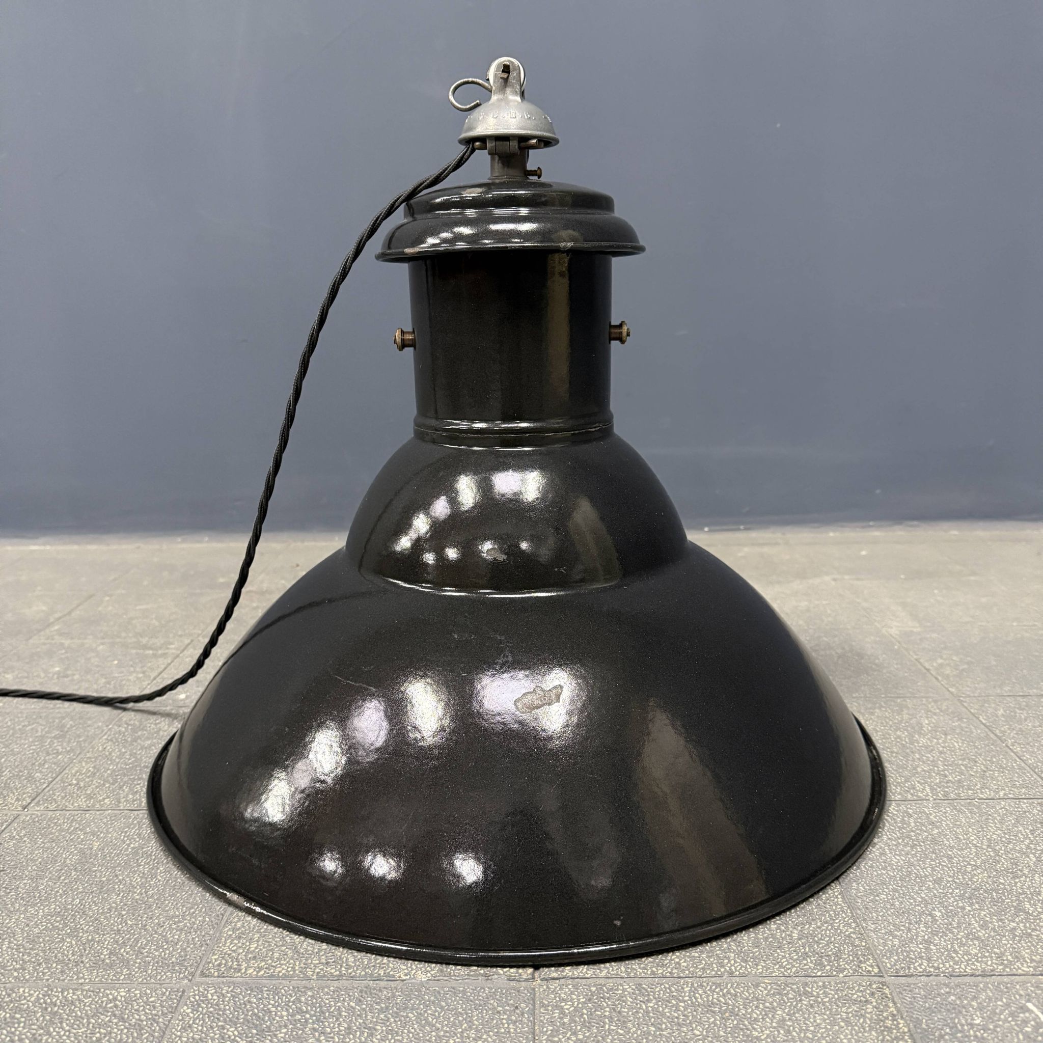 Lampe à suspension industrielle française en émail noir de taille moyenne