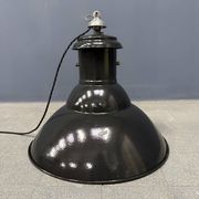 Lampe à suspension industrielle française en émail noir de taille moyenne