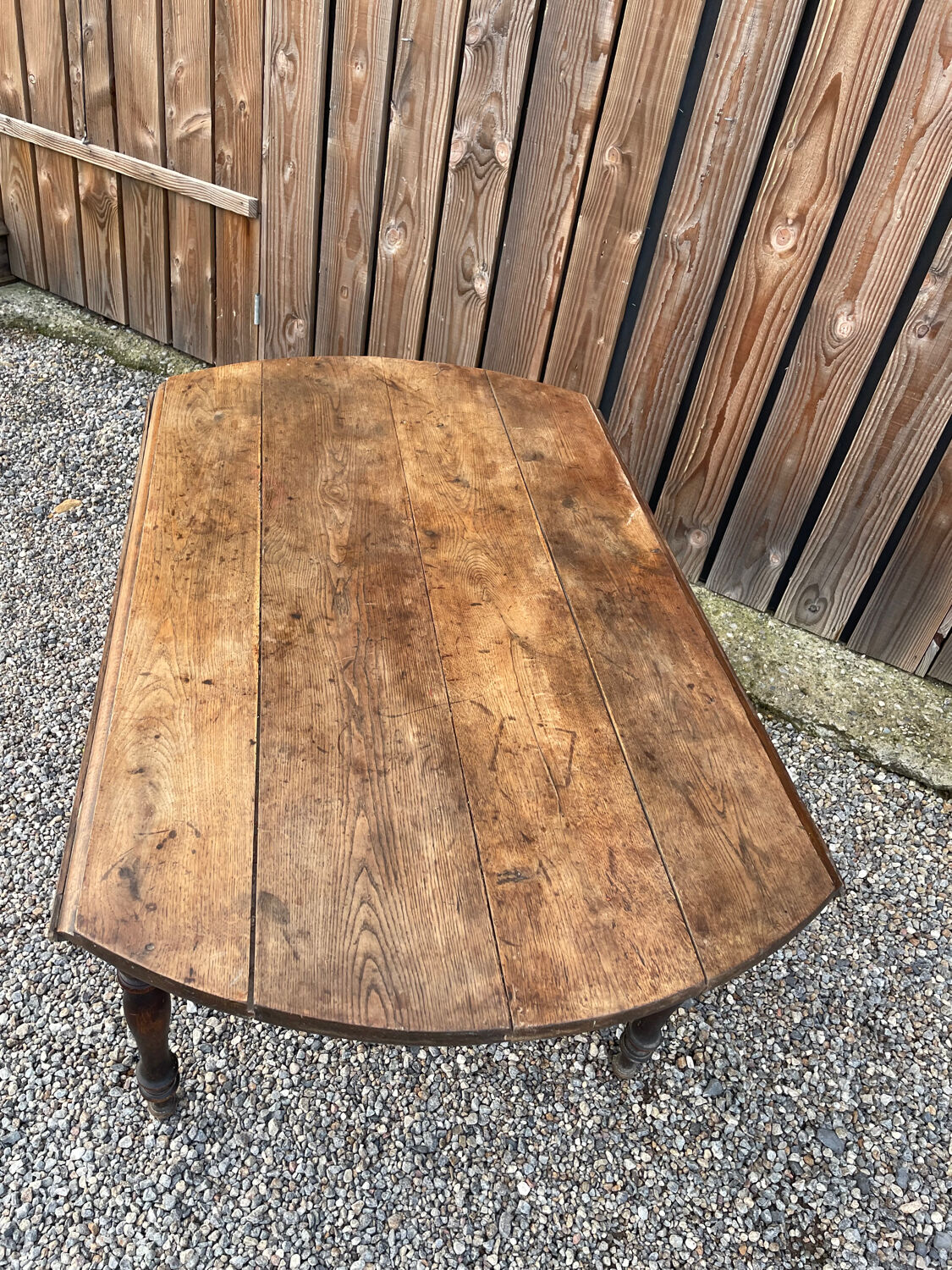 Rustic round table salon