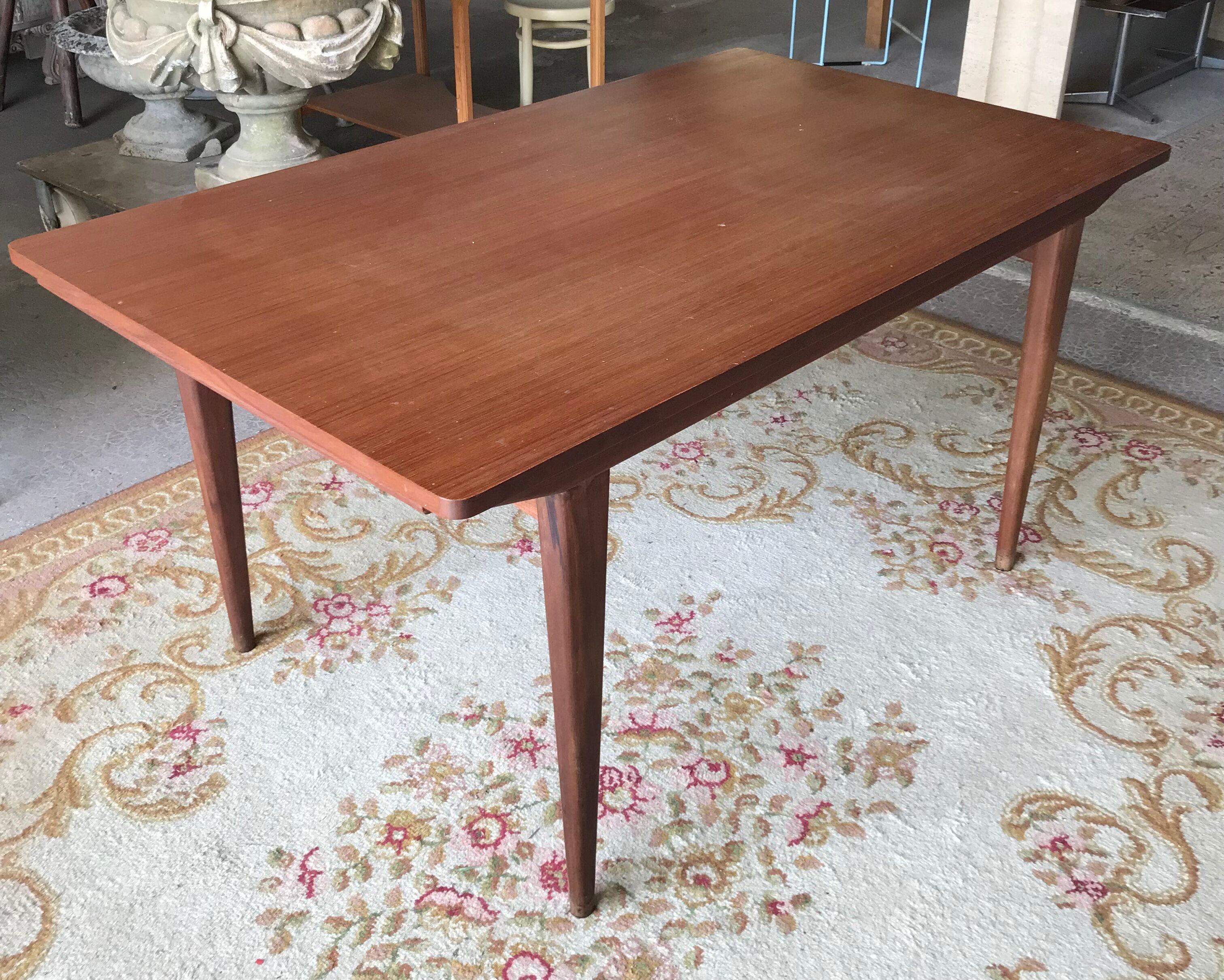 Table scandinave