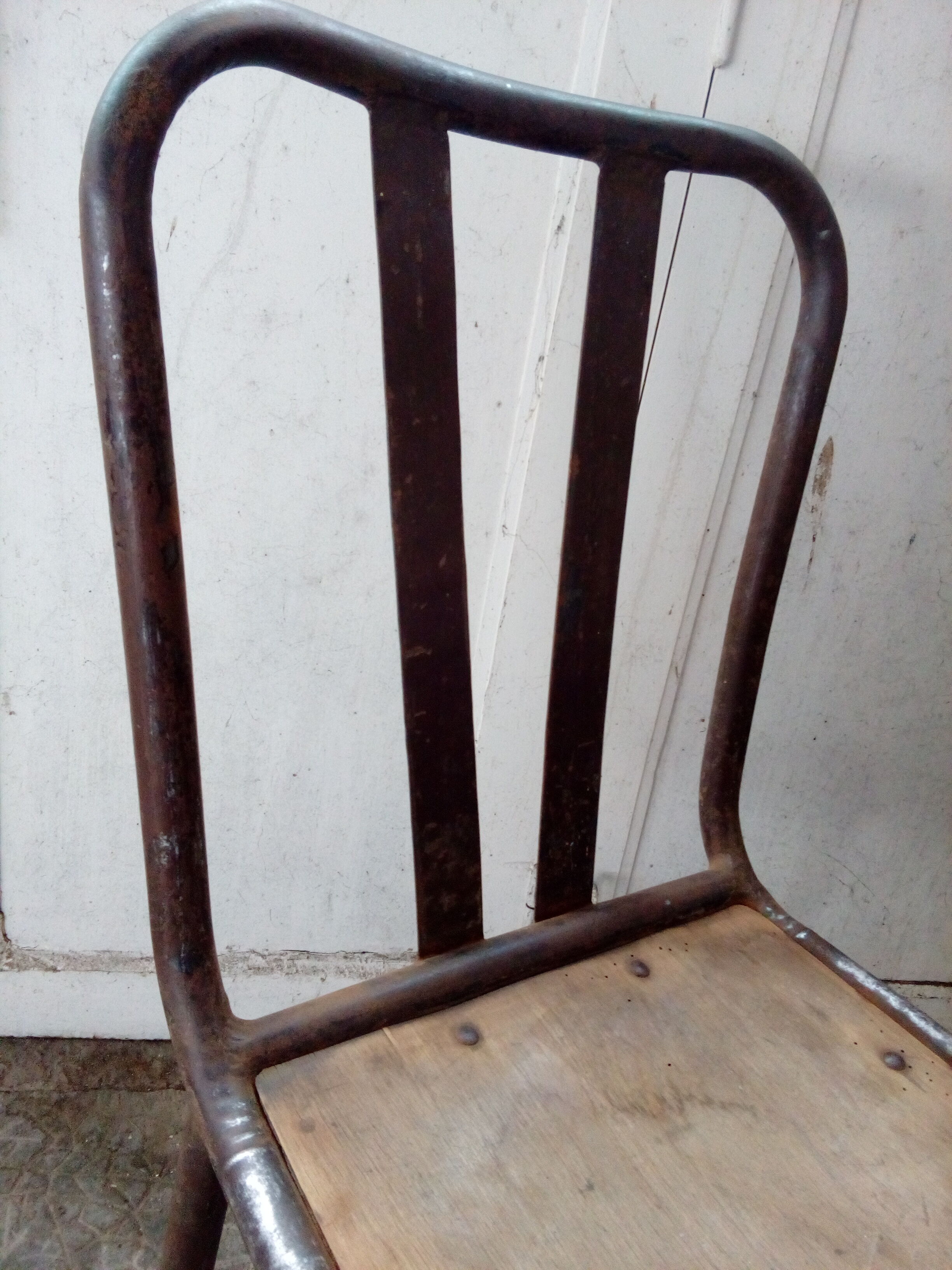 Chaise bistrot de style industriel métal et bois