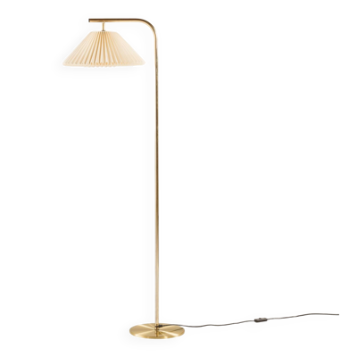 Lampe de sol en laiton danoise avec abat-jour Le Klint, années 1970.