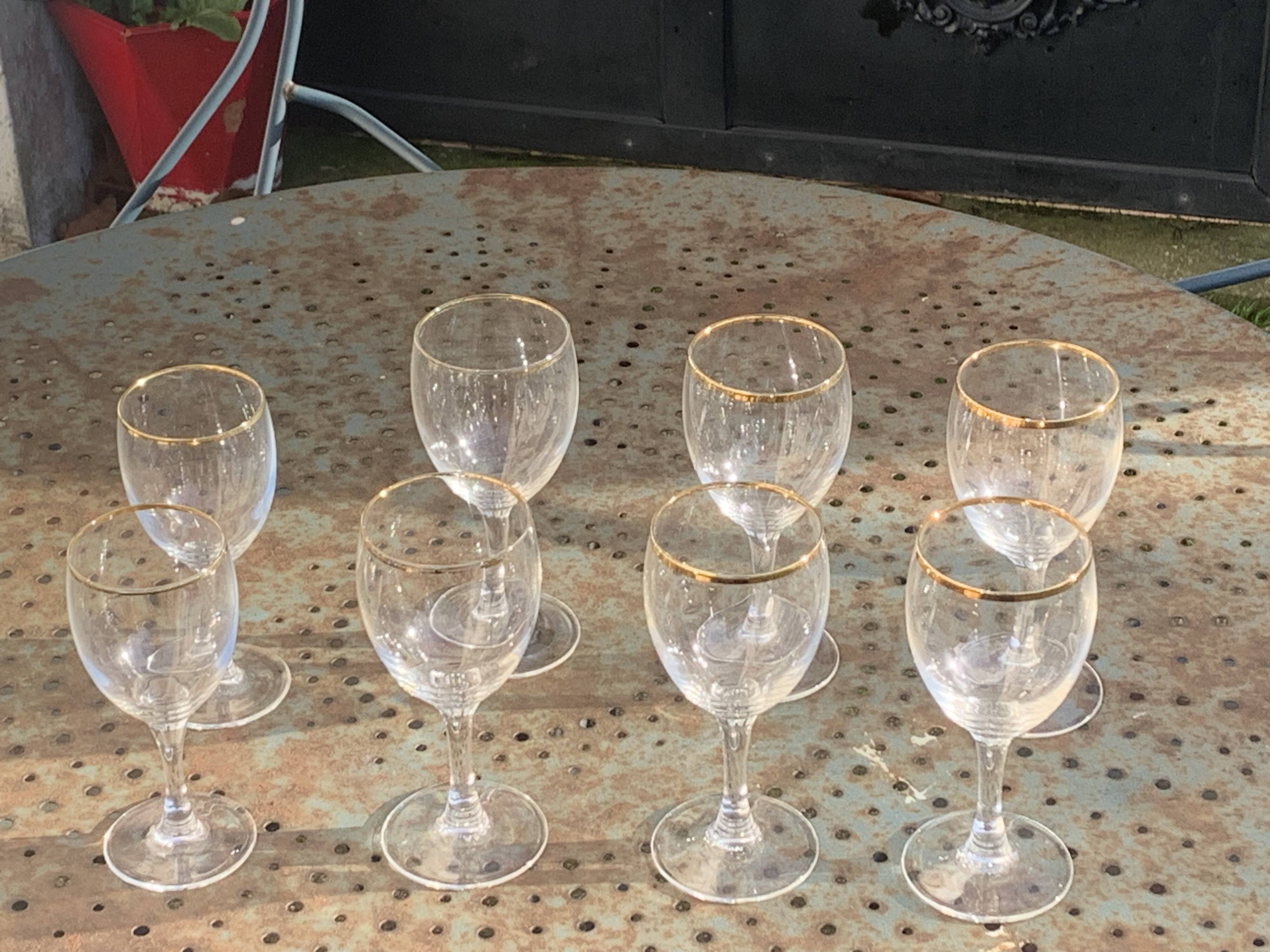 Lot consisting of 8 Arc France wine glasses, 5 large and 2 medium, transparent glass and gold edging