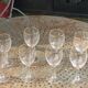Lot compose de 8 verres a vin arc france, 5 grands et 2 moyens, verre transparent et liseré or