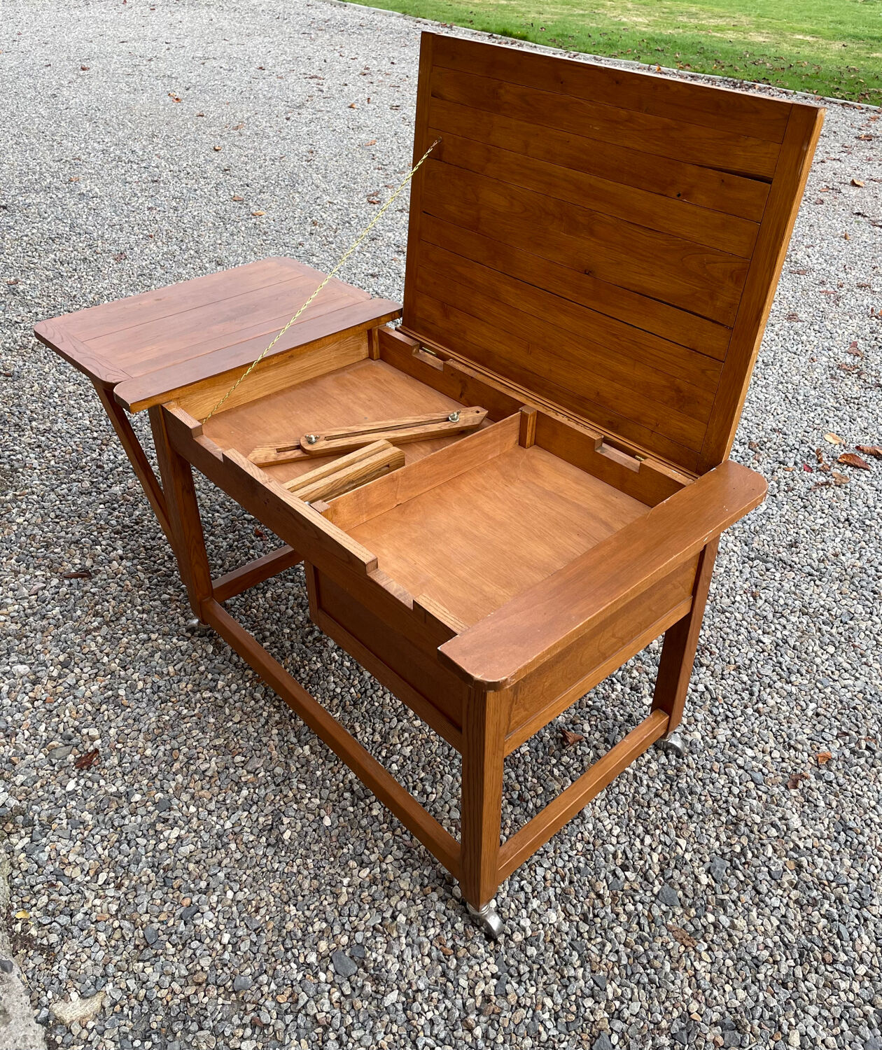 Extendable wooden desk with drawer