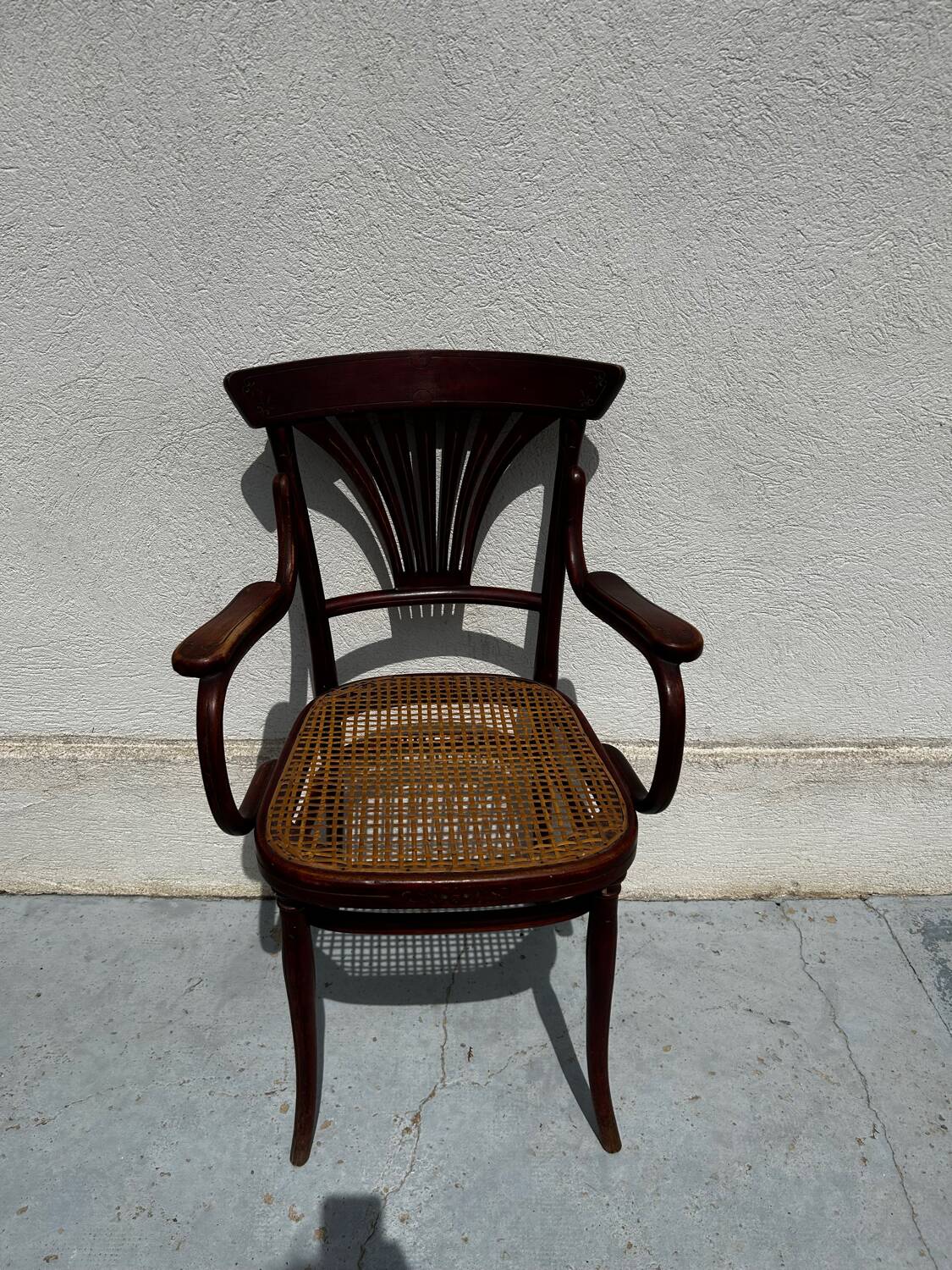 Fauteuil Thonet Vienne estampillé, bois cintré et cannage – circa 1900