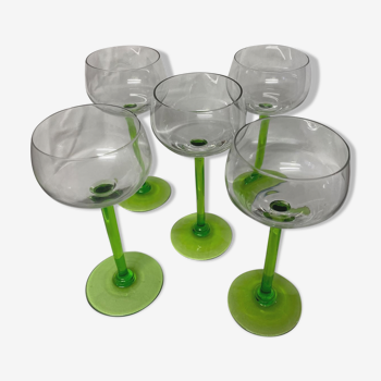 5 white wine glasses