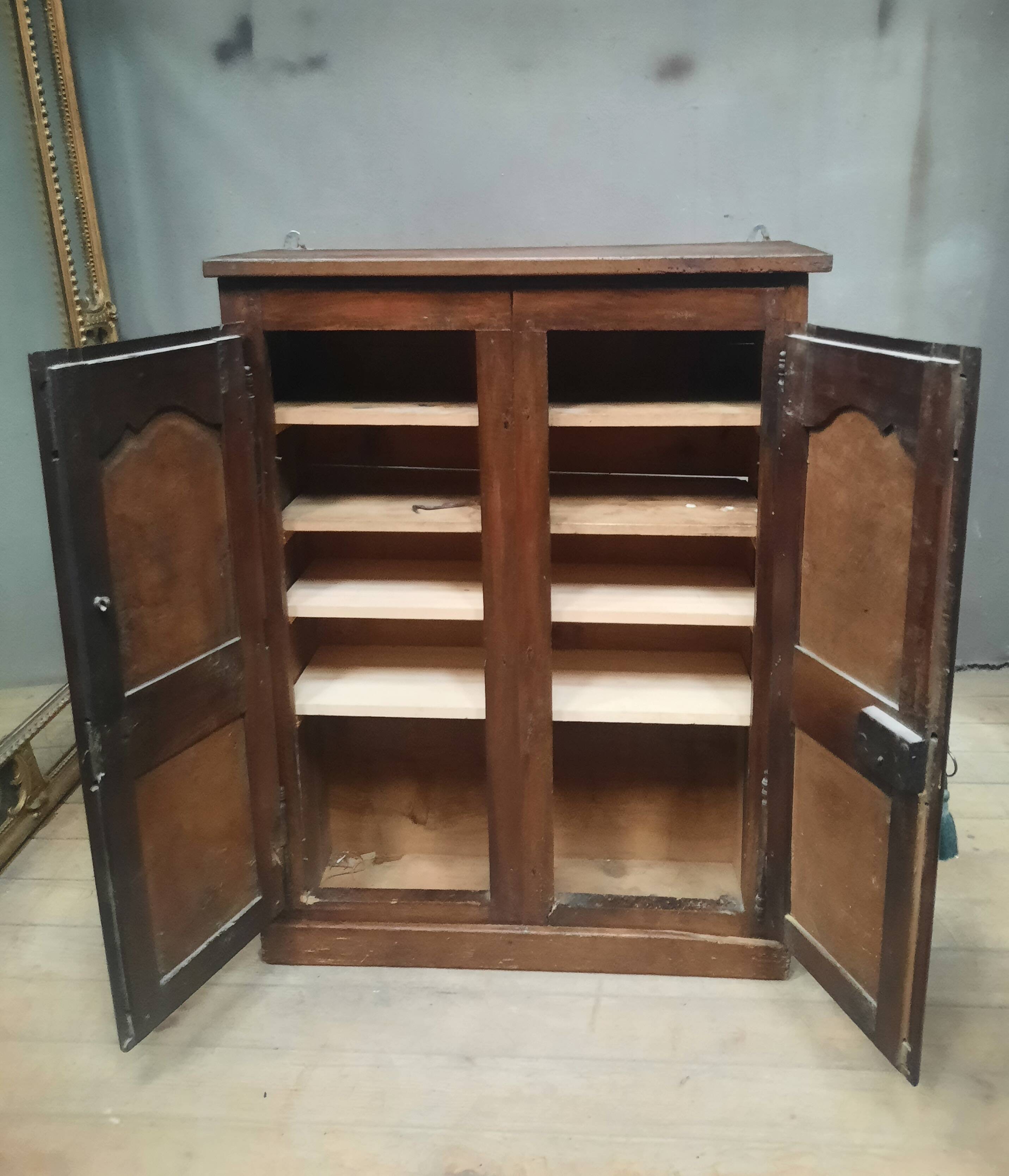 Bressane armoirette with 2 doors