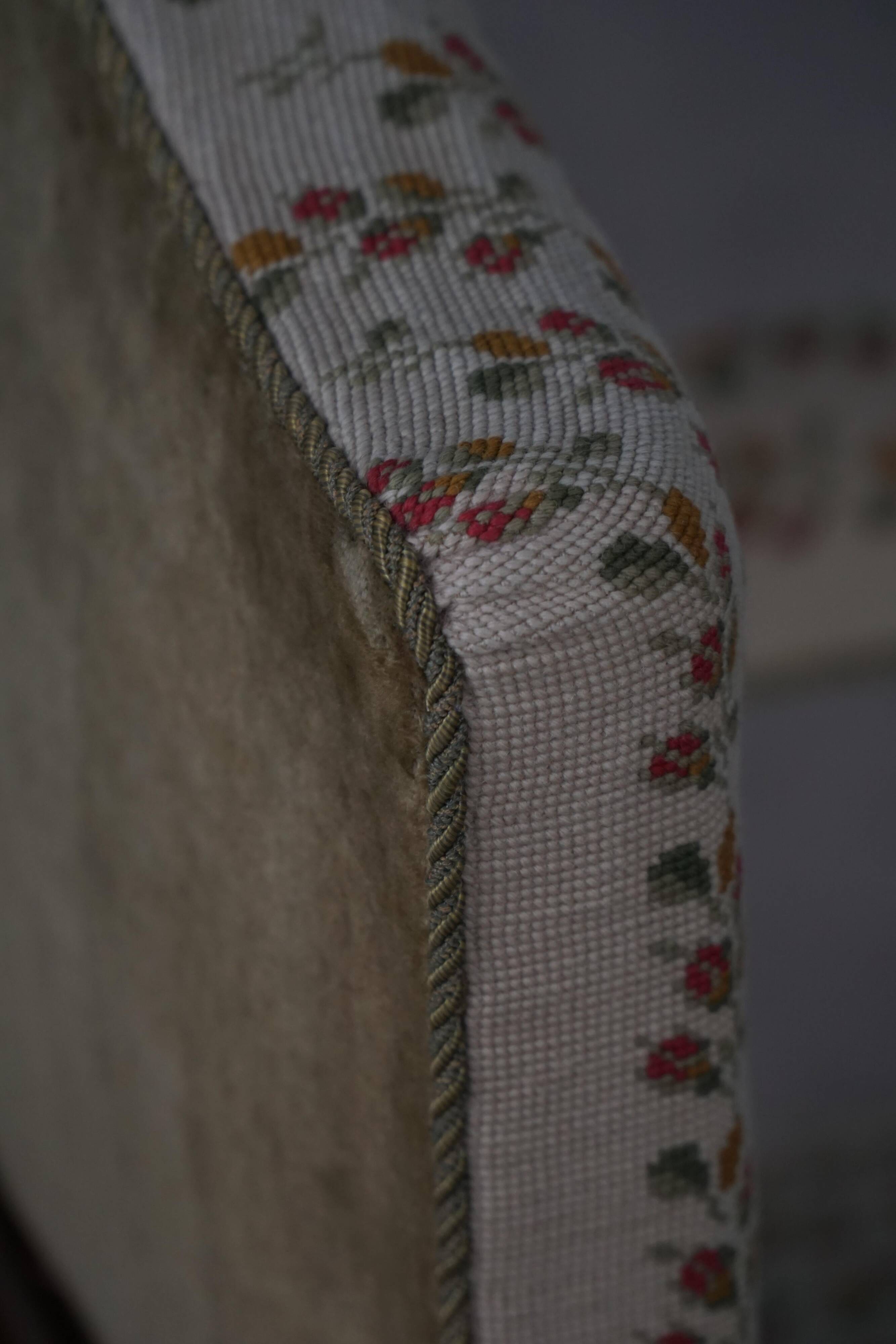 Fauteuil danois moderne en bois tourné avec tissu floral, début du XXe siècle