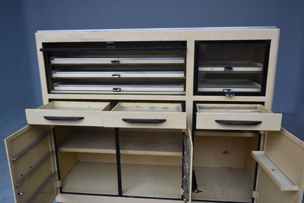 Meuble de métier en tôle peinte de dentiste 1950